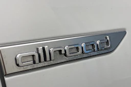 Valkoinen Audi A4 allroad quattro 2018 kuva 26.