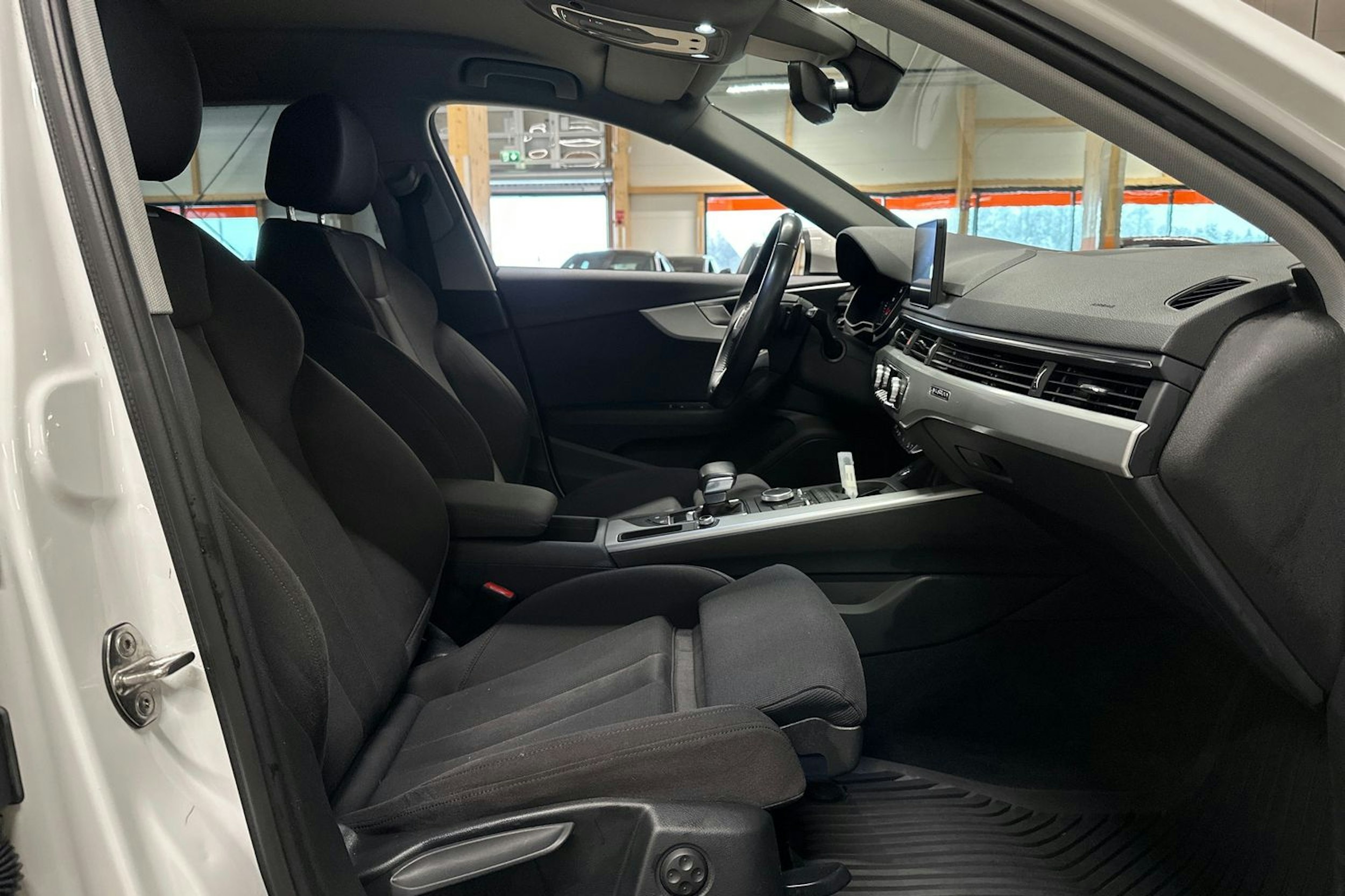 valkoinen Audi A4 allroad quattro 2018 kuva 14.