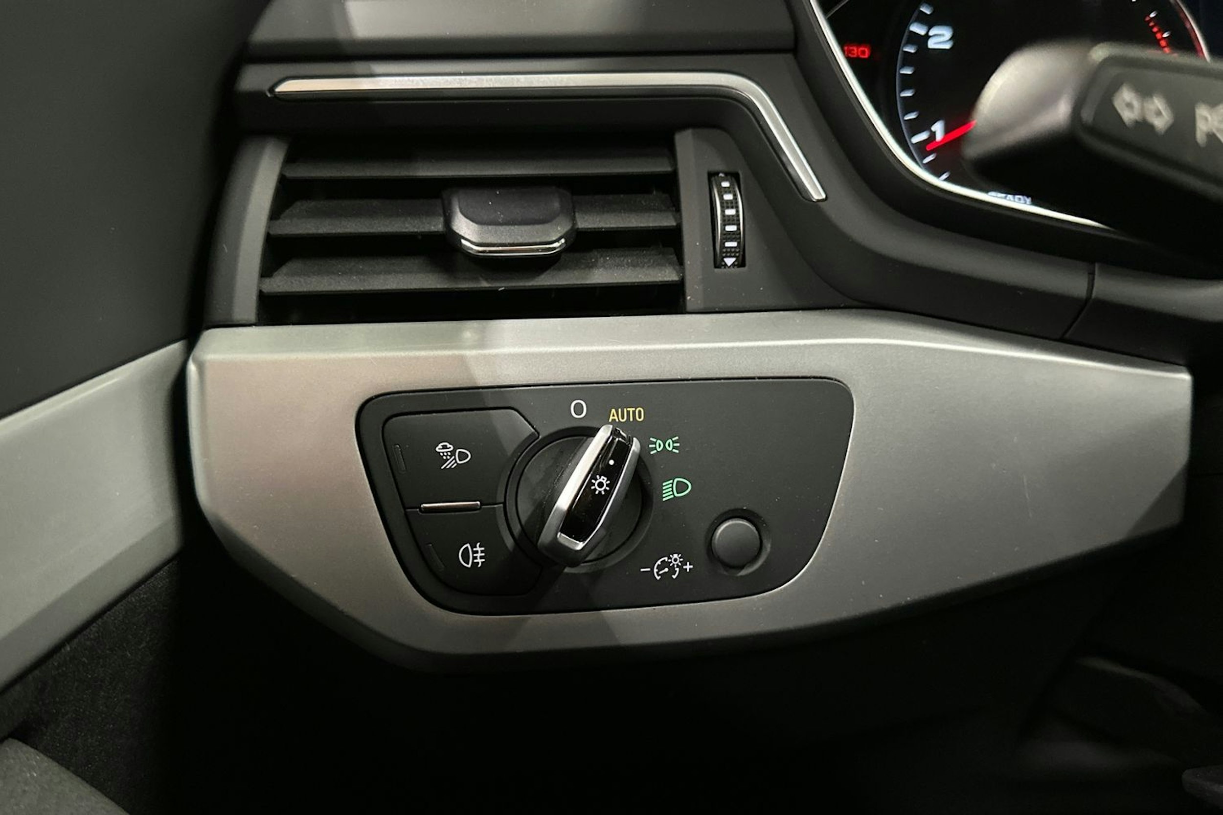 valkoinen Audi A4 allroad quattro 2018 kuva 28.