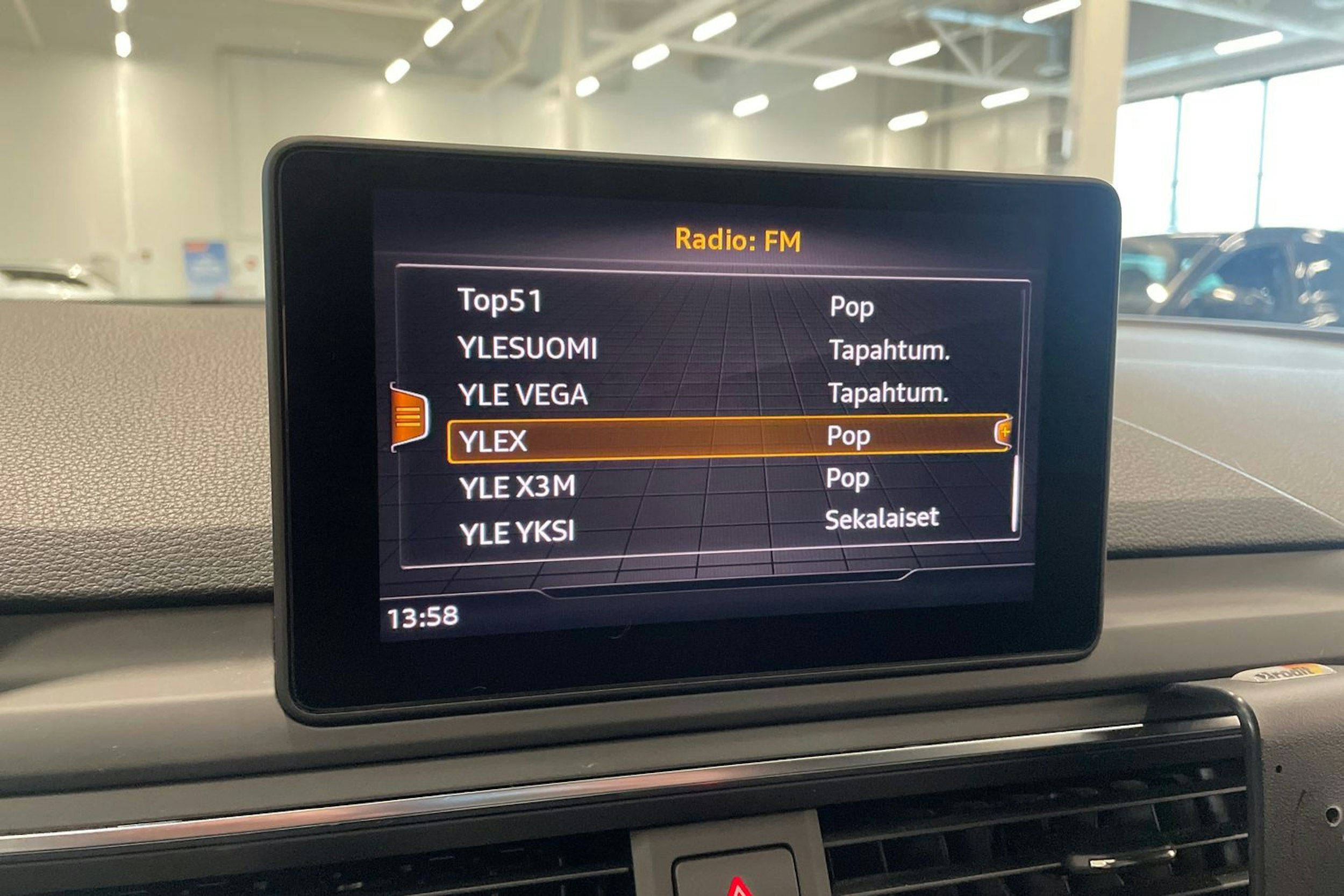 harmaa Audi A4 allroad quattro 2018 kuva 23.