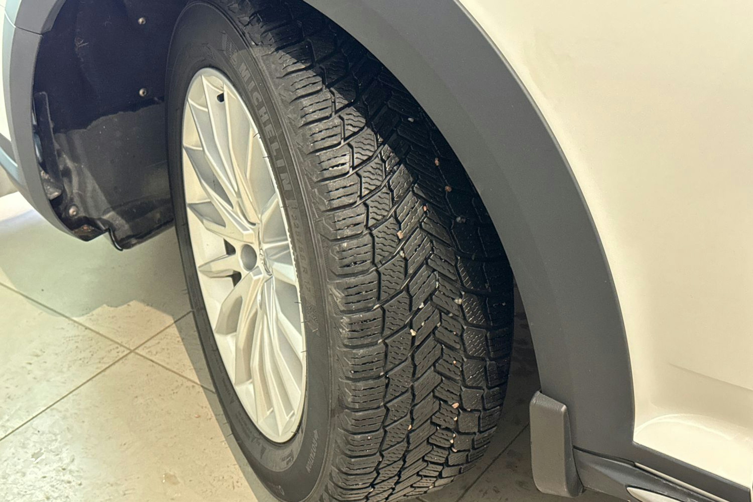 valkoinen Audi A4 allroad quattro 2018 kuva 13.