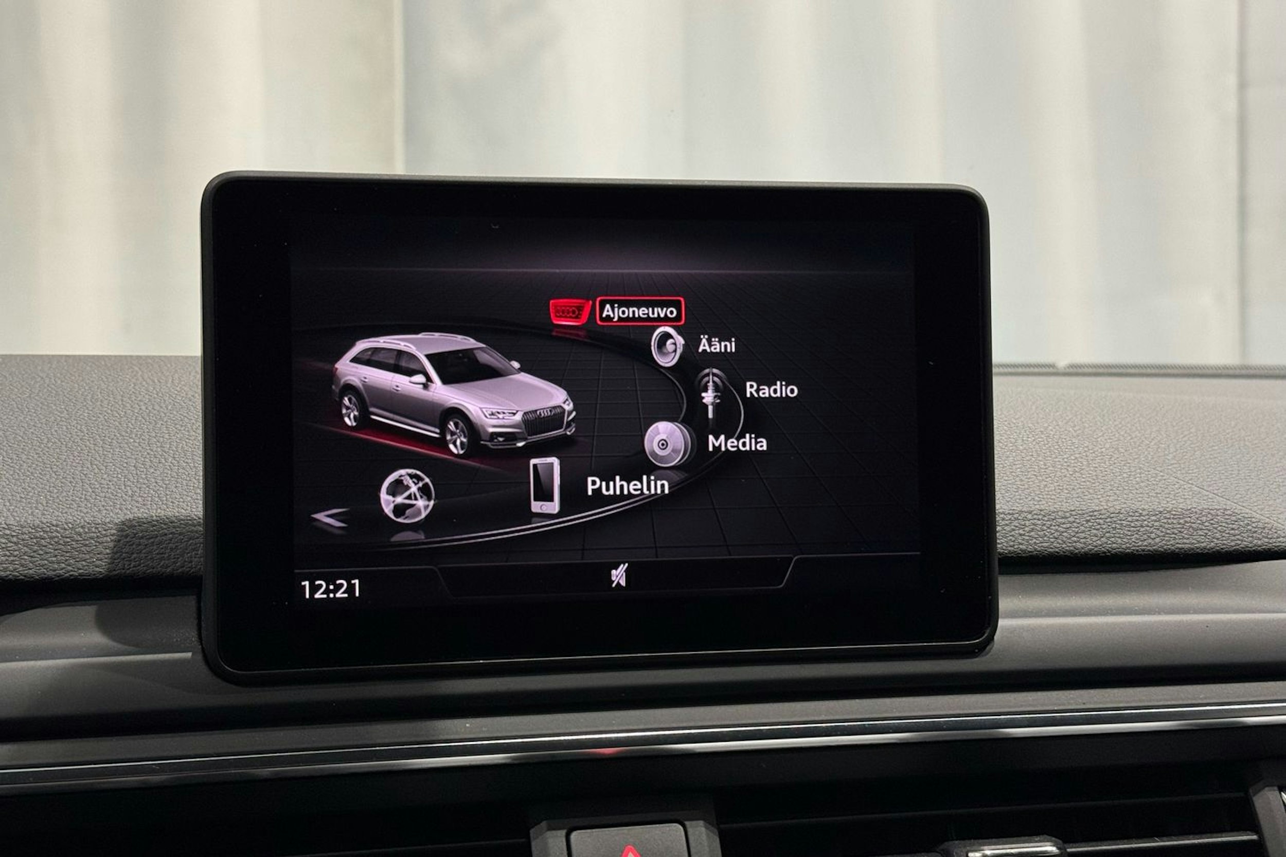 valkoinen Audi A4 allroad quattro 2018 kuva 26.