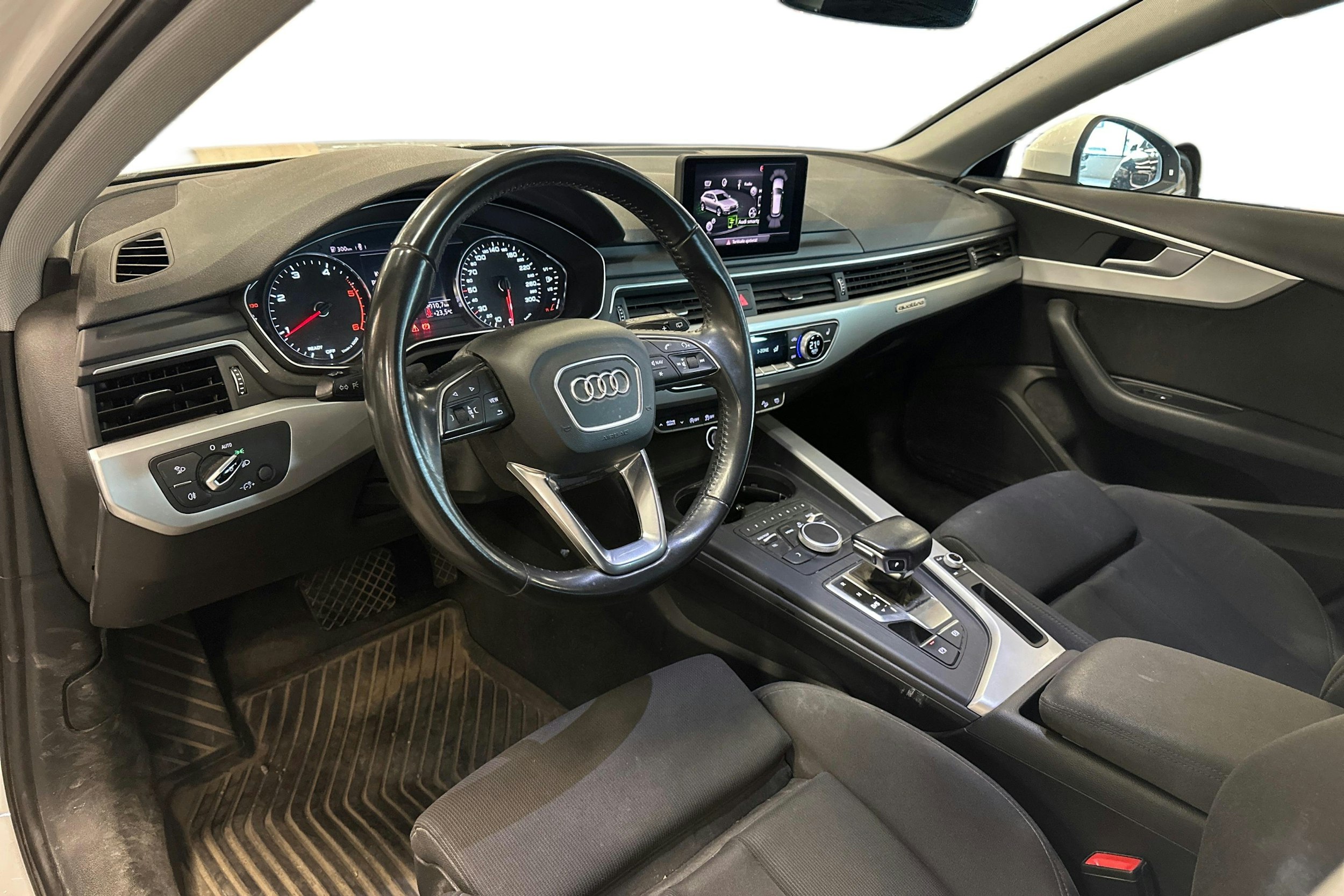 Valkoinen Audi A4 allroad quattro 2018 kuva 3.