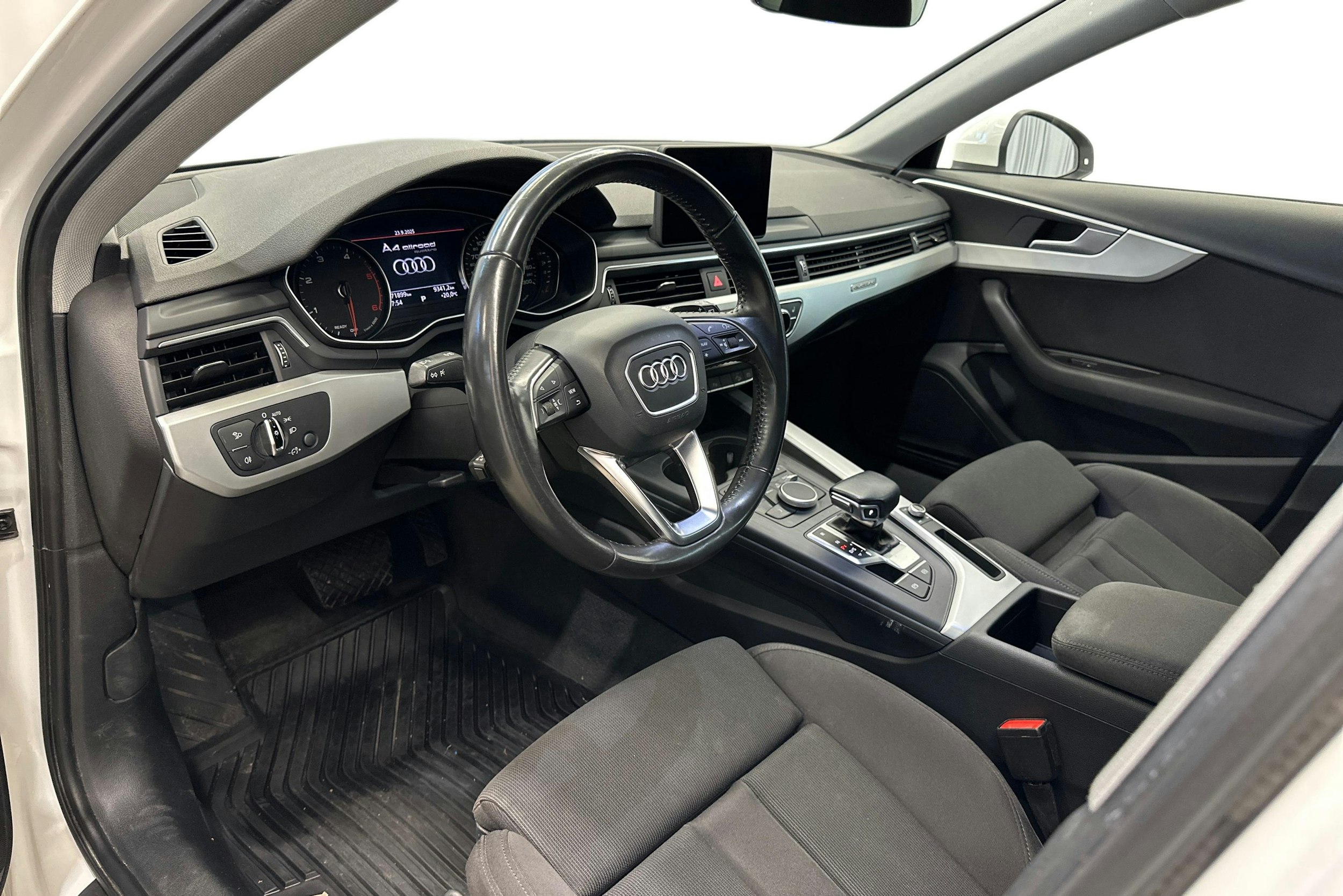 Valkoinen Audi A4 allroad quattro 2018 kuva 6.