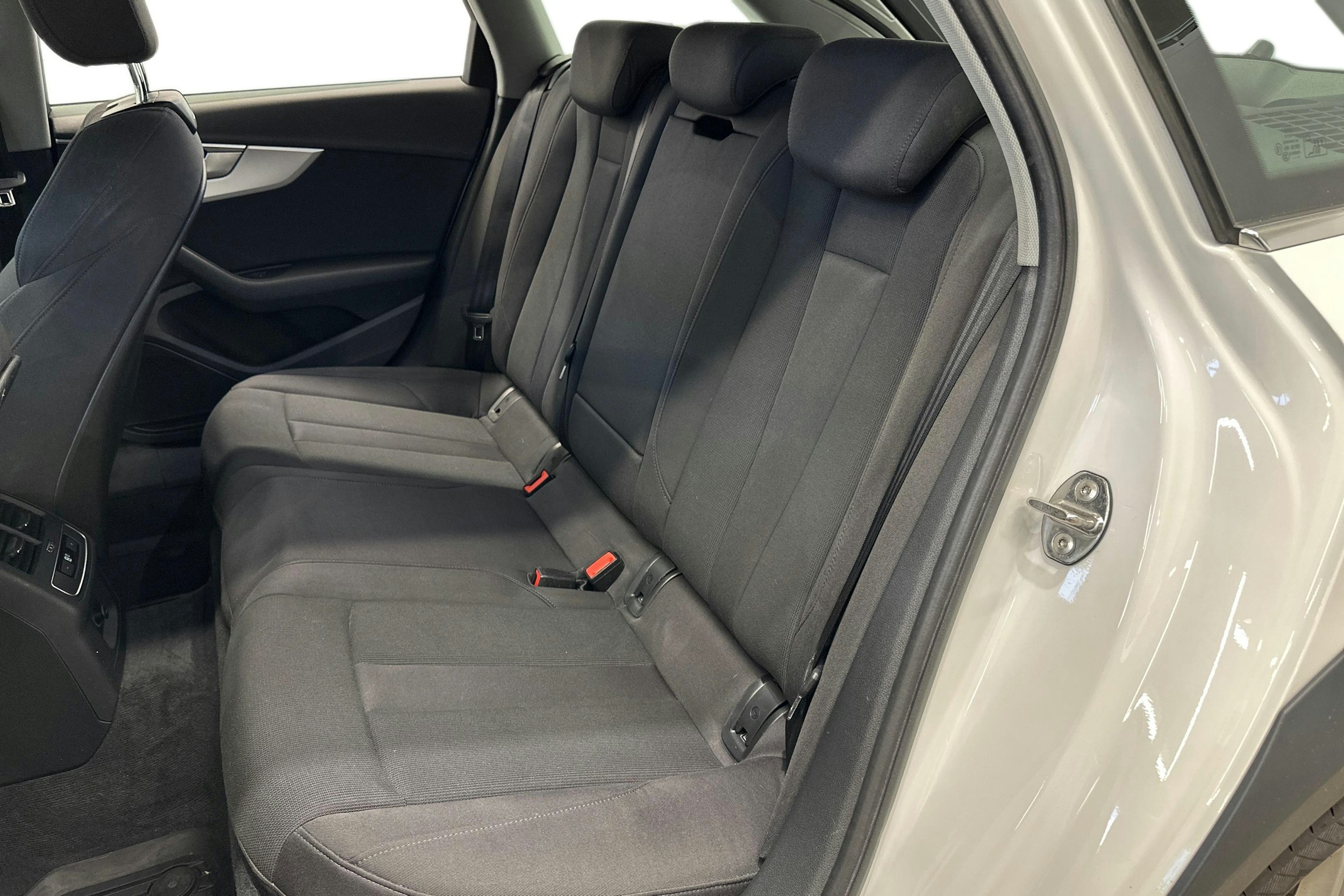 Valkoinen Audi A4 allroad quattro 2018 kuva 8.