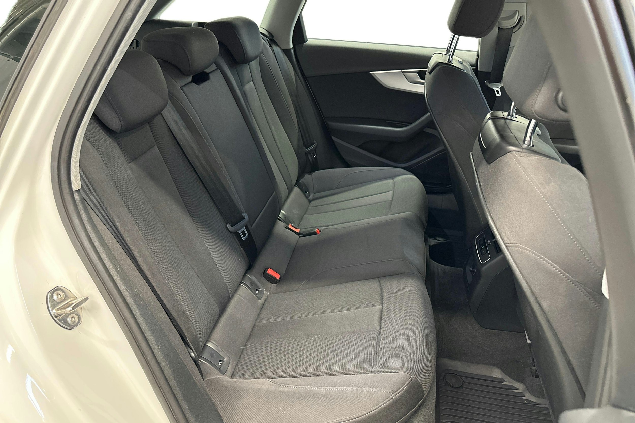 Valkoinen Audi A4 allroad quattro 2018 kuva 9.