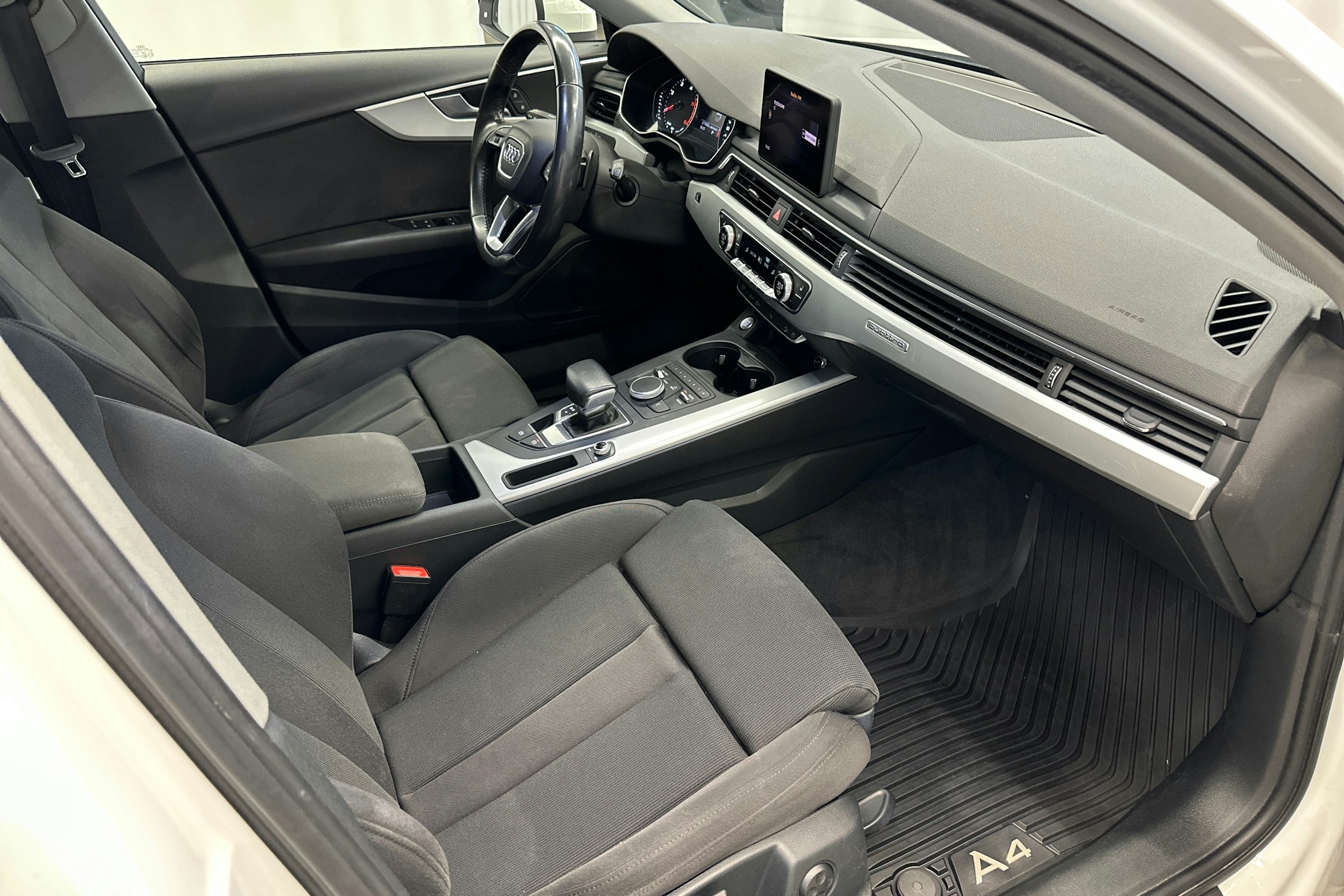 Valkoinen Audi A4 allroad quattro 2018 kuva 10.
