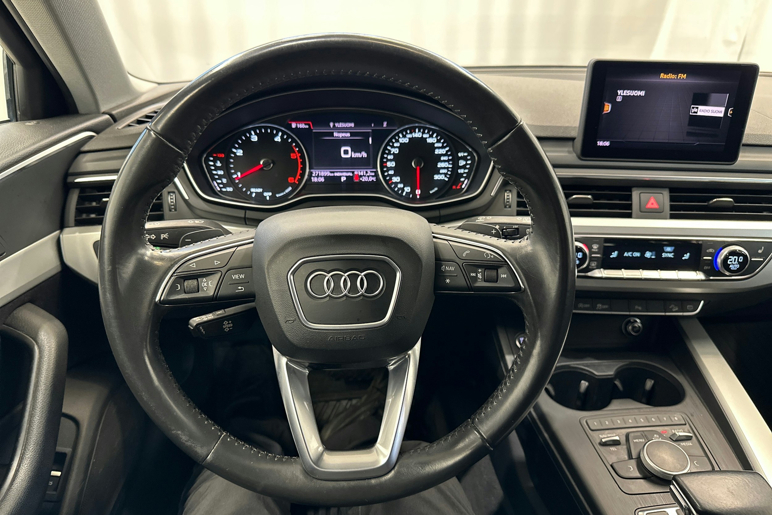 Valkoinen Audi A4 allroad quattro 2018 kuva 12.