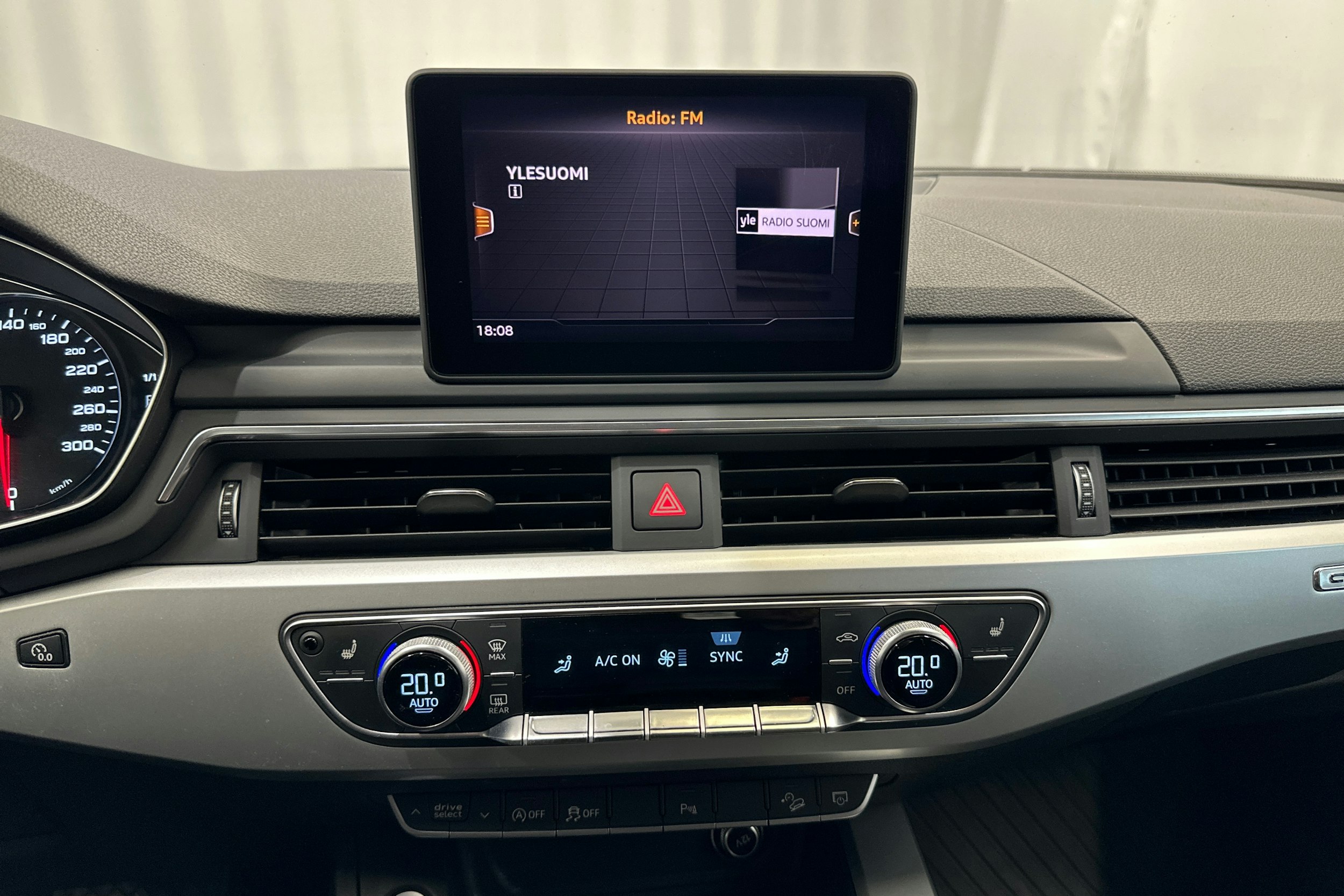 Valkoinen Audi A4 allroad quattro 2018 kuva 16.