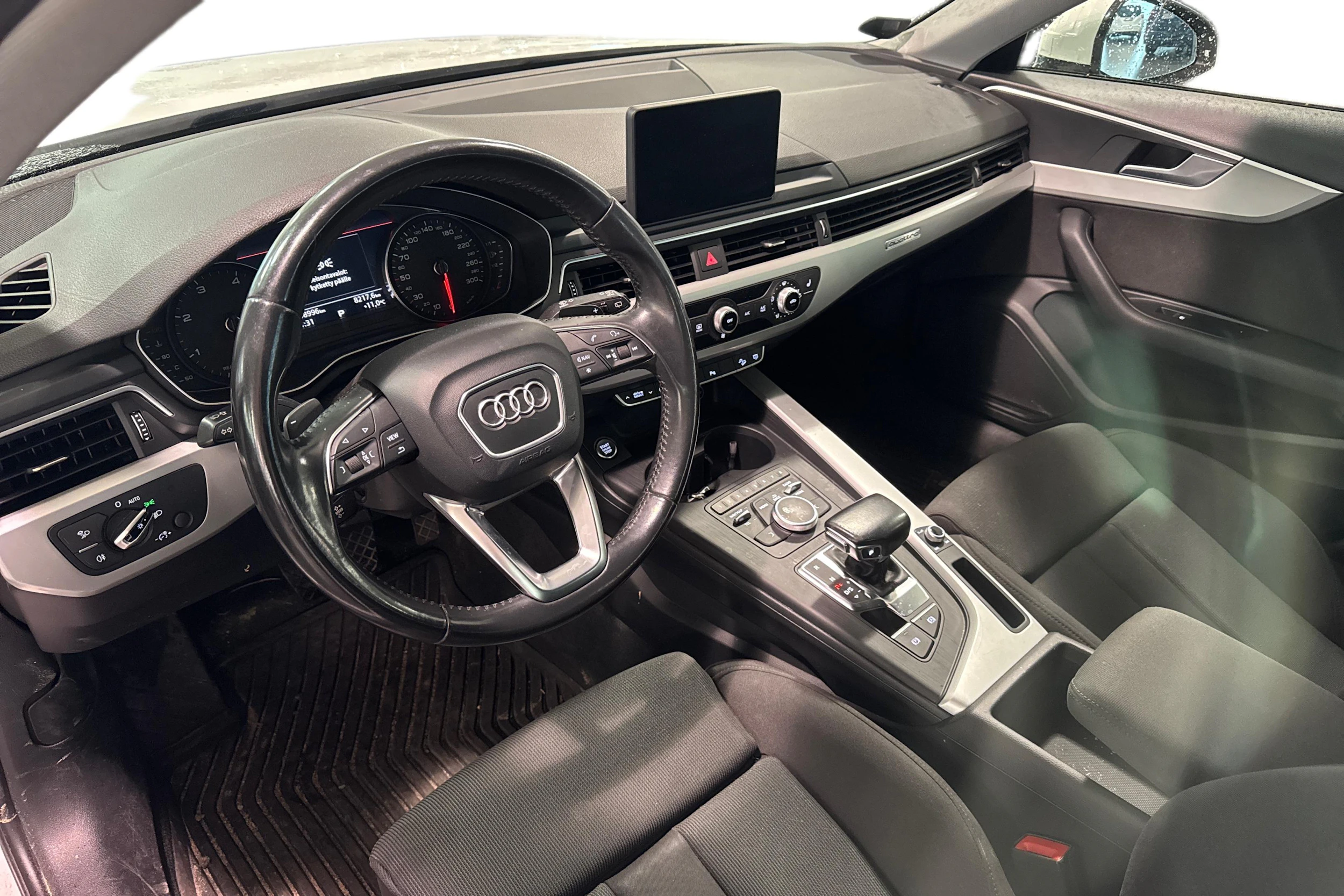 Valkoinen Audi A4 allroad quattro 2018 kuva 3.