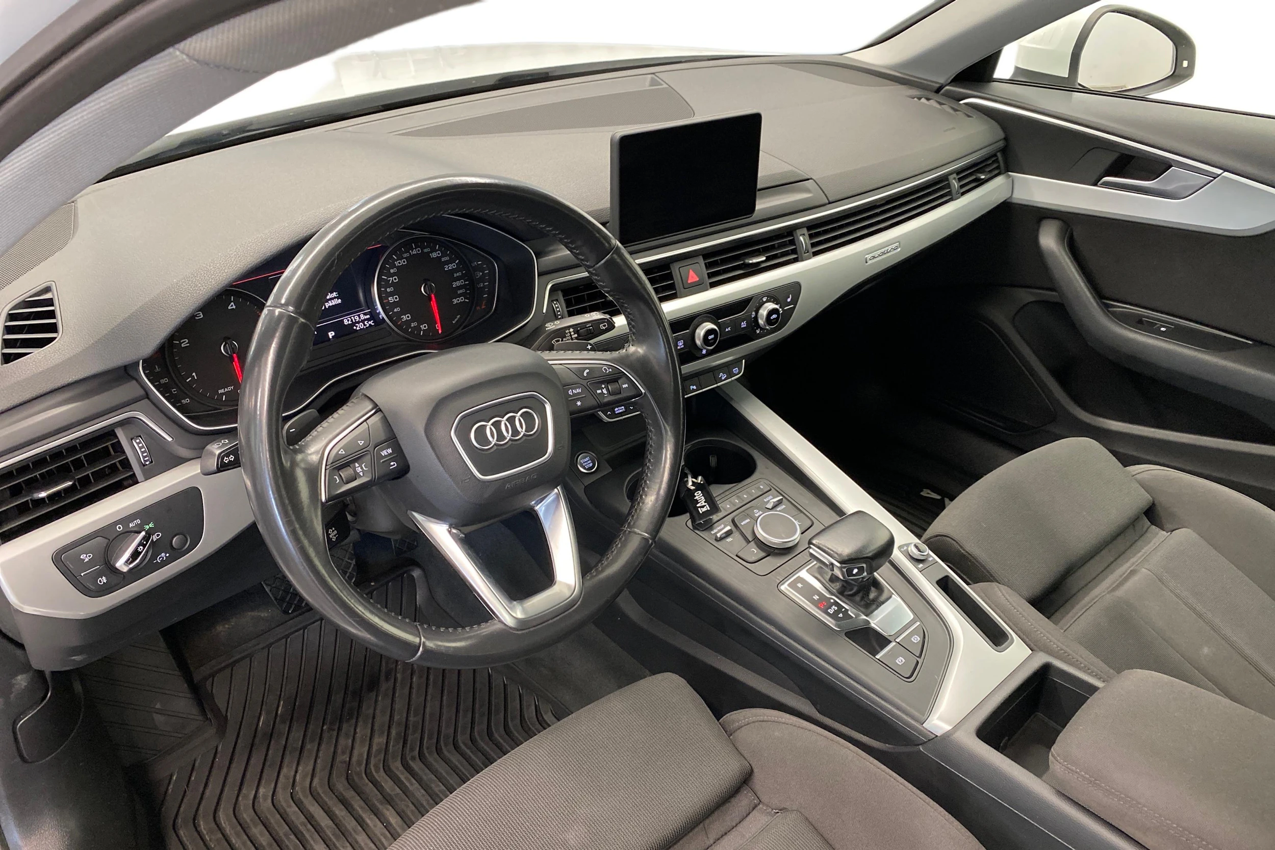 Valkoinen Audi A4 allroad quattro 2018 kuva 6.