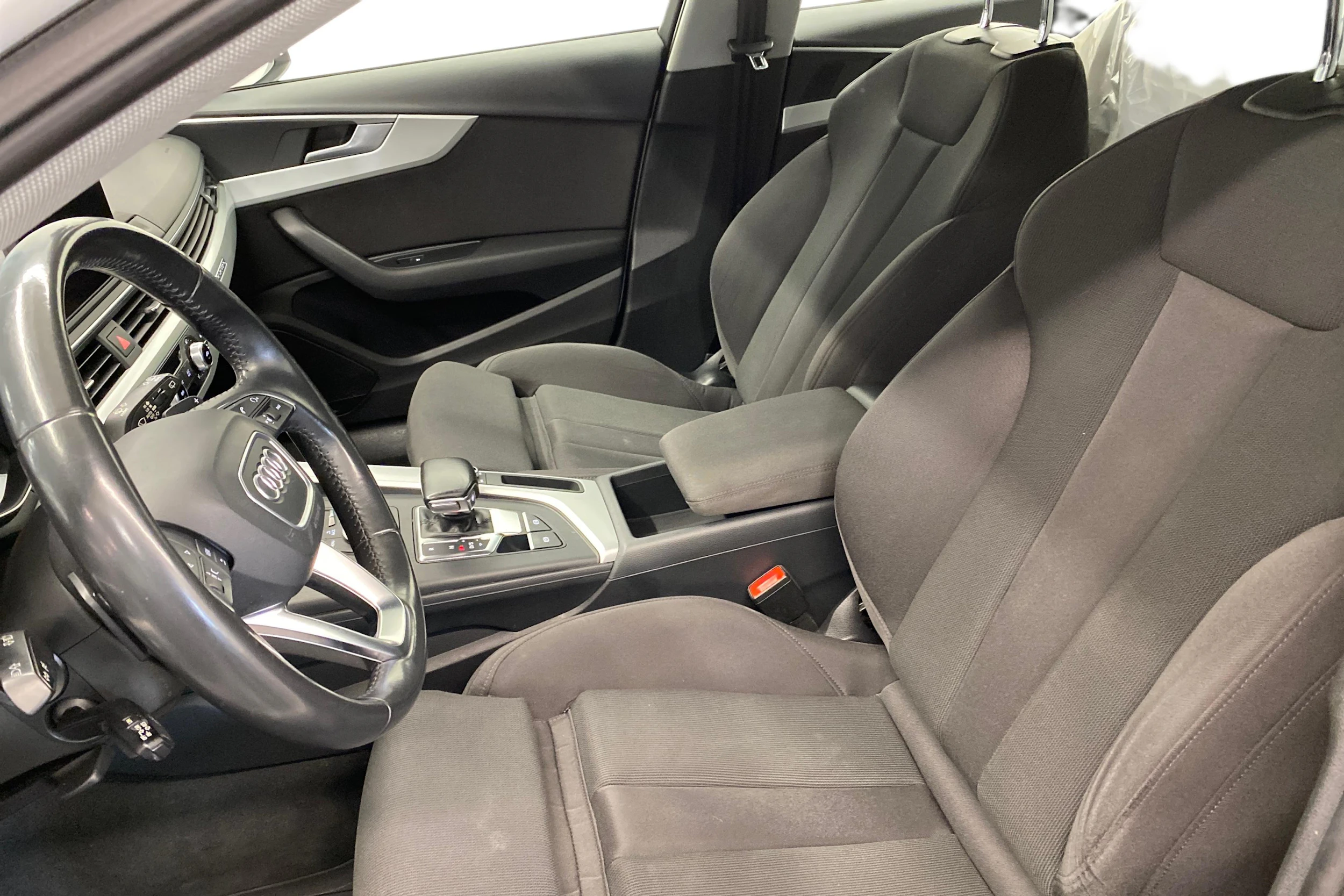 Valkoinen Audi A4 allroad quattro 2018 kuva 8.