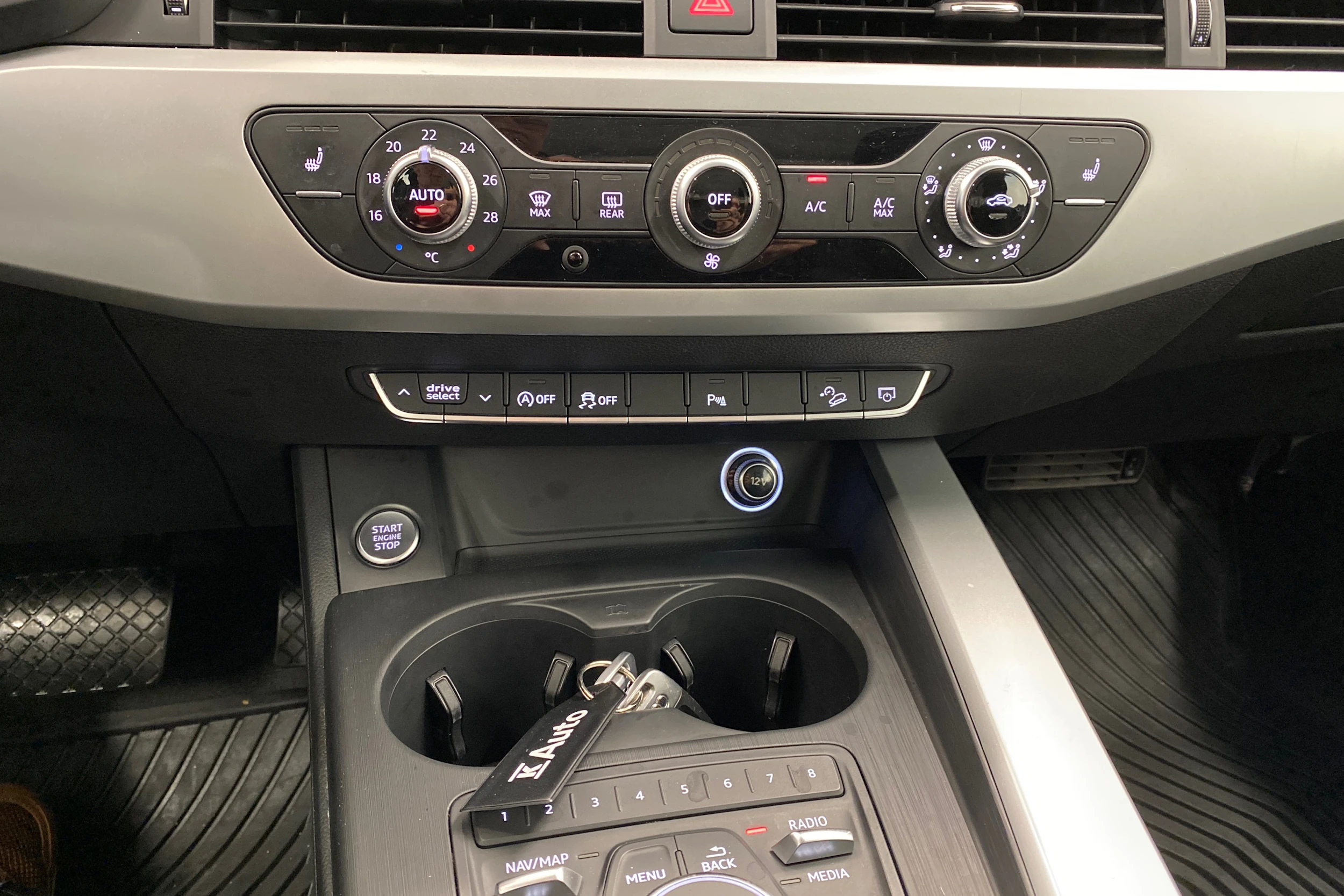 Valkoinen Audi A4 allroad quattro 2018 kuva 12.