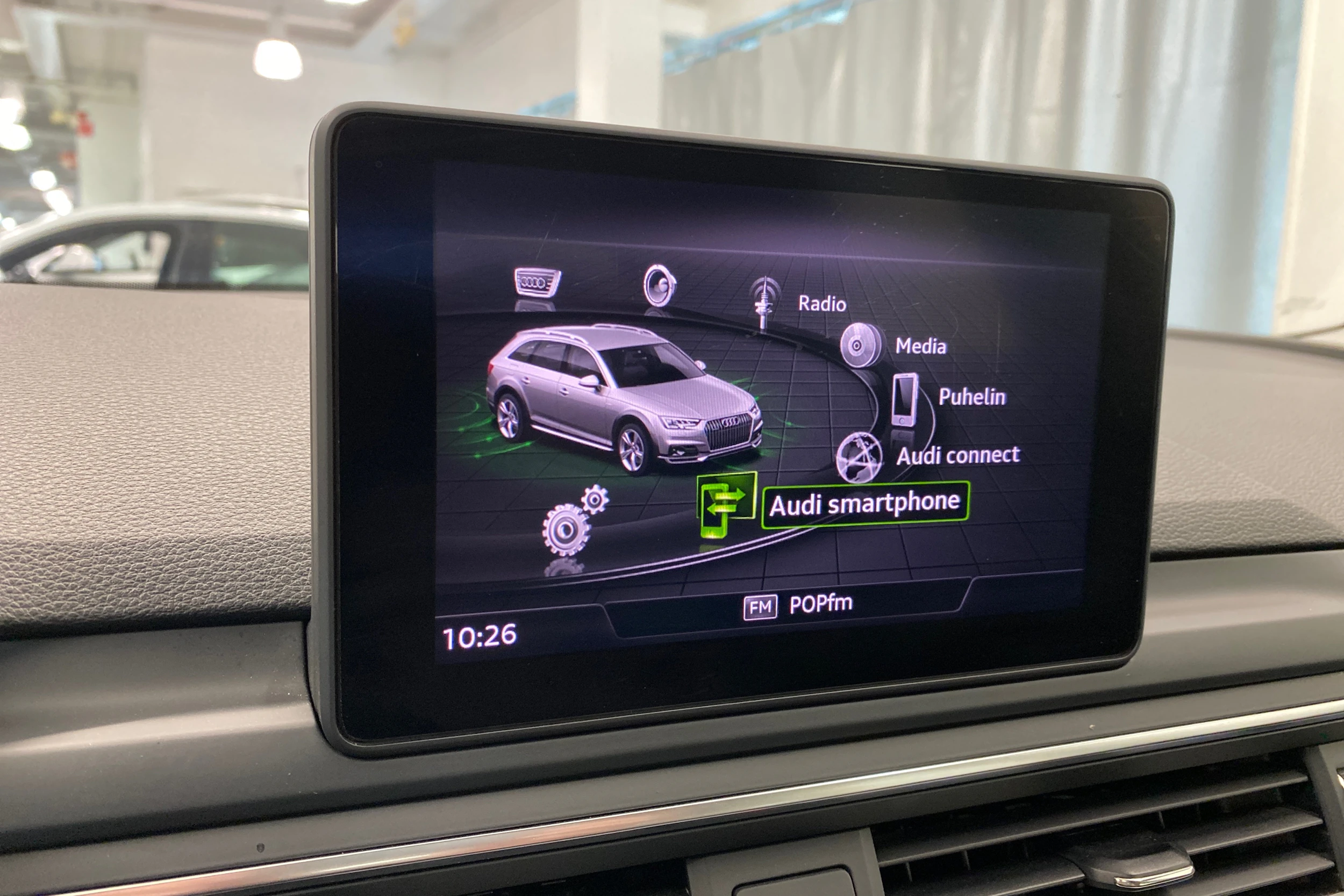 Valkoinen Audi A4 allroad quattro 2018 kuva 13.