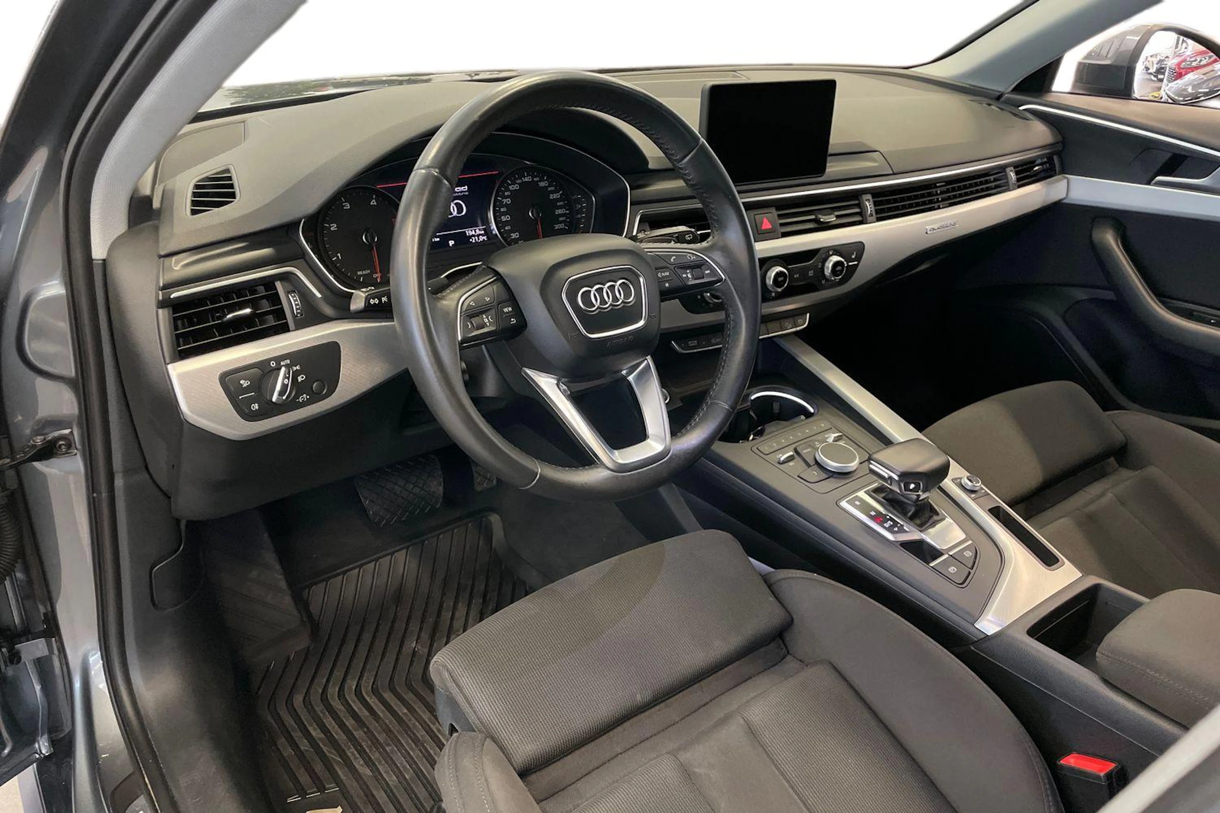 Harmaa Audi A4 allroad quattro 2018 kuva 8.