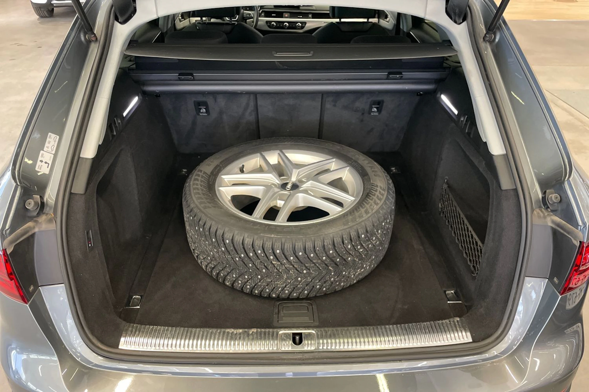 Harmaa Audi A4 allroad quattro 2018 kuva 16.