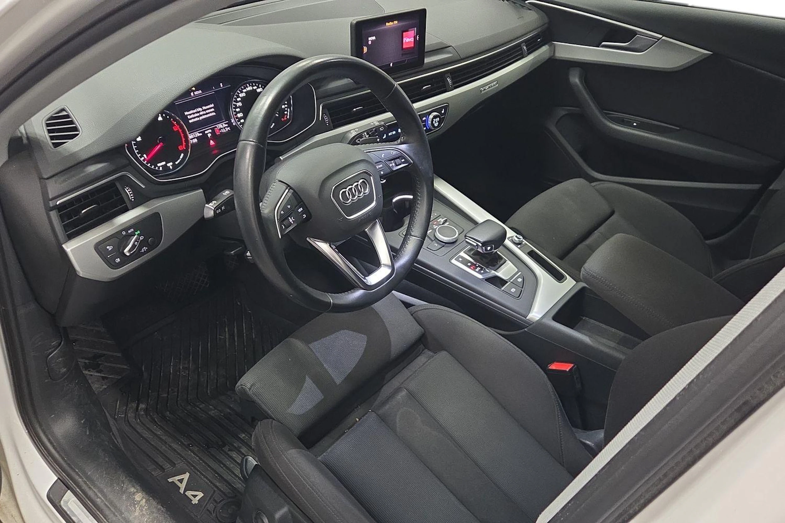 valkoinen Audi A4 allroad quattro 2018 kuva 3.