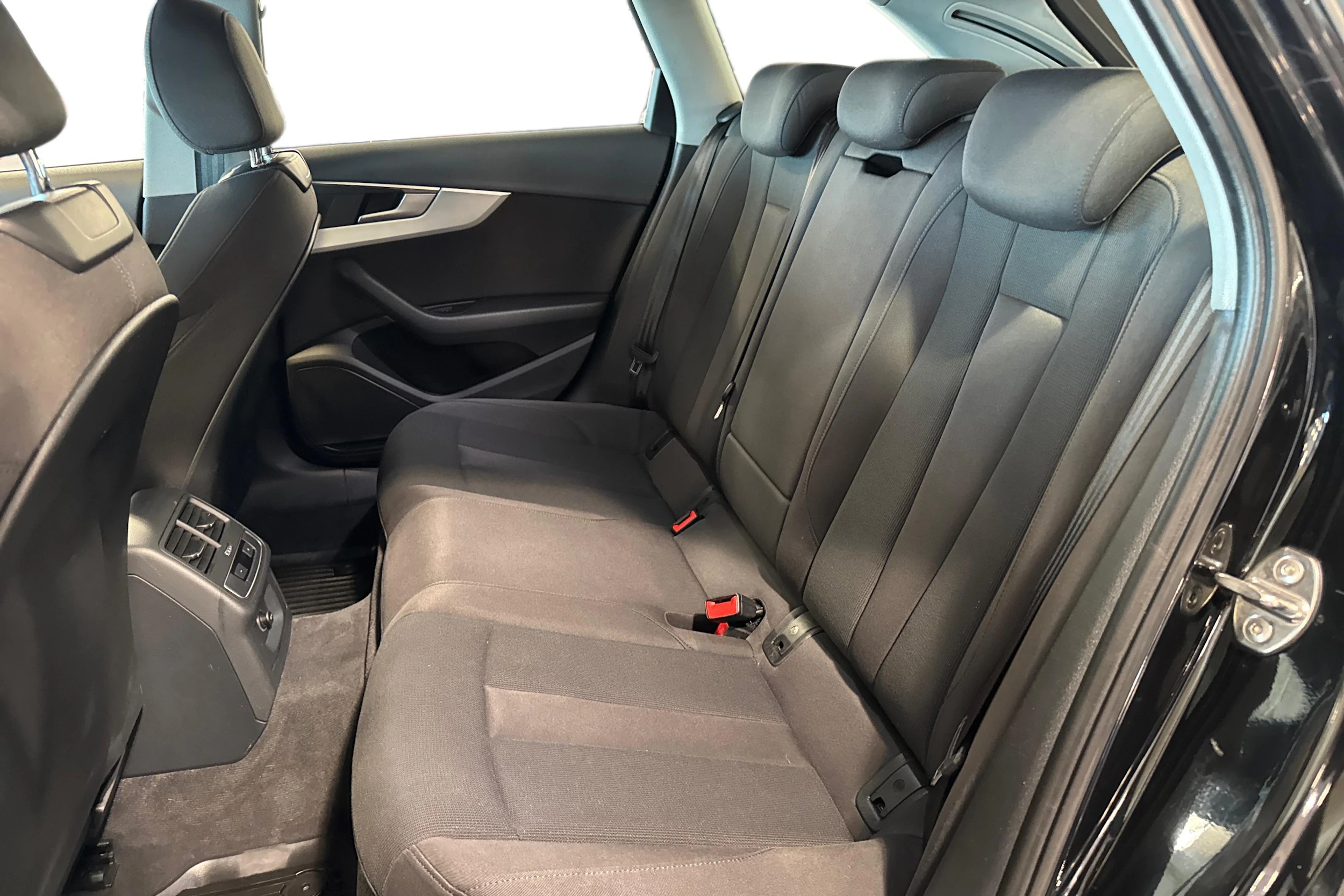 musta Audi A4 allroad quattro 2018 kuva 11.