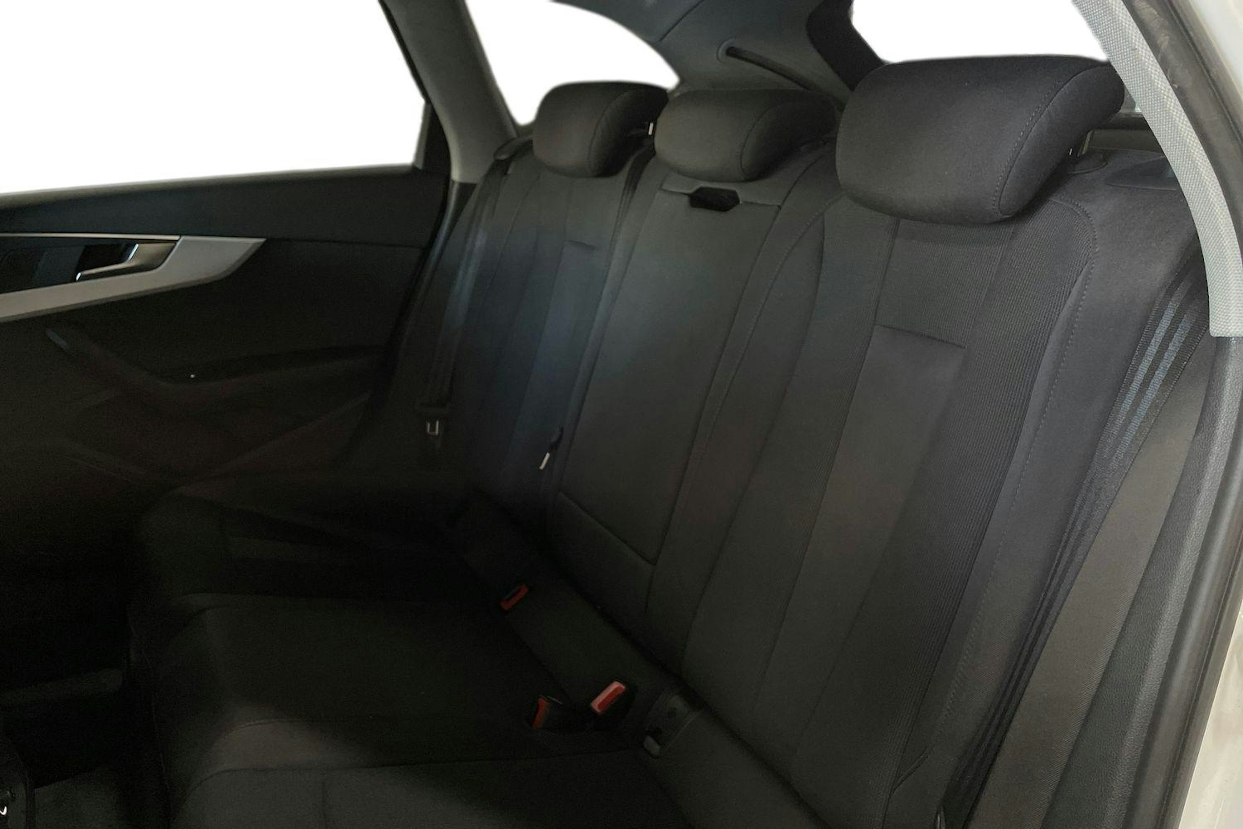 Valkoinen Audi A4 allroad quattro 2020 kuva 10.