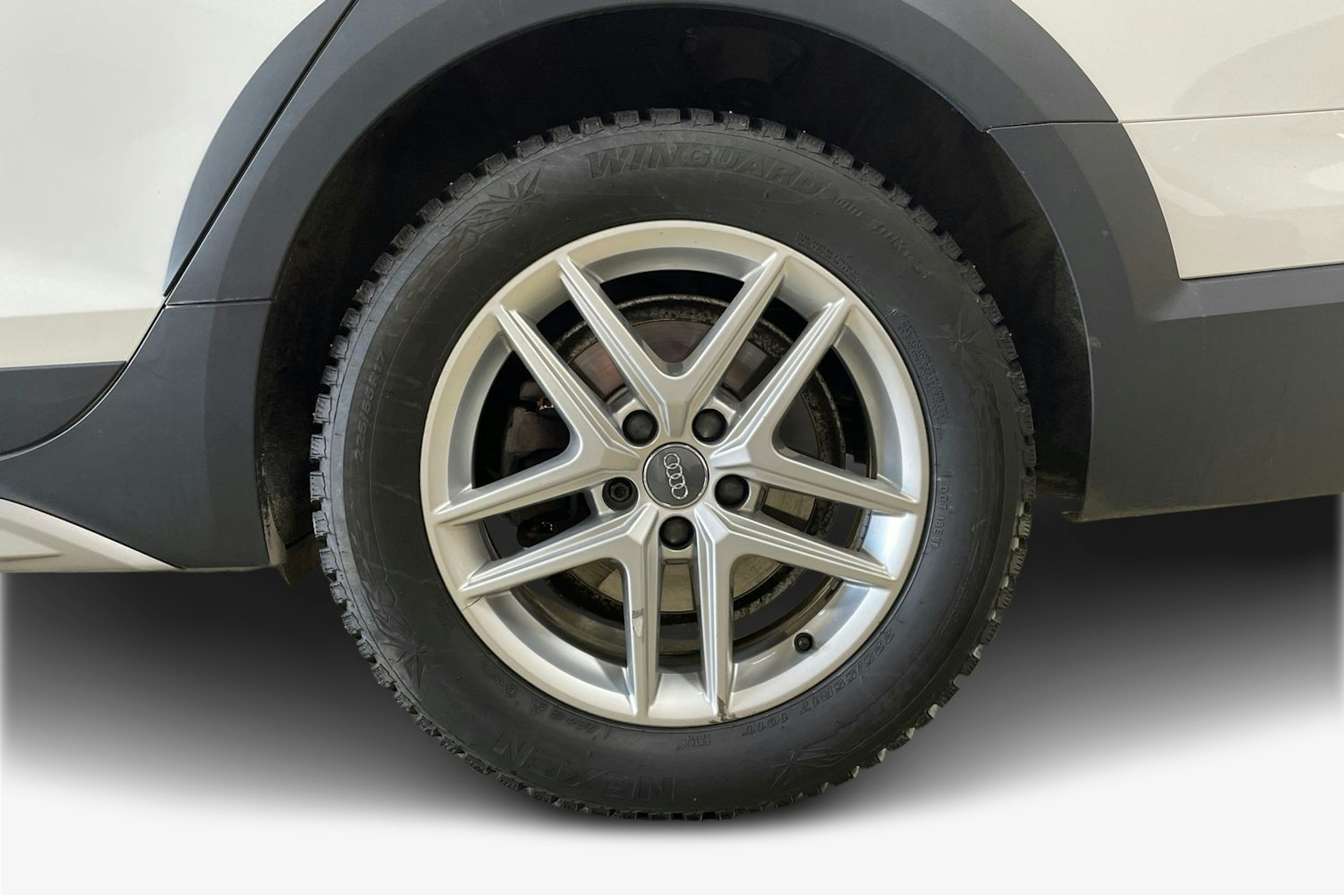 Valkoinen Audi A4 allroad quattro 2020 kuva 11.