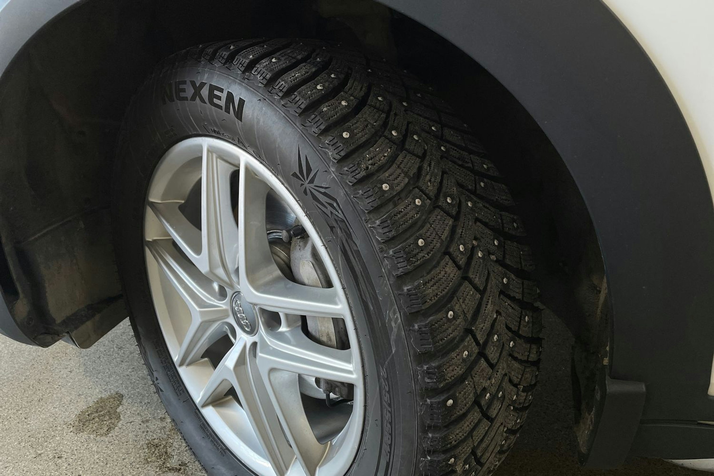 Valkoinen Audi A4 allroad quattro 2020 kuva 13.