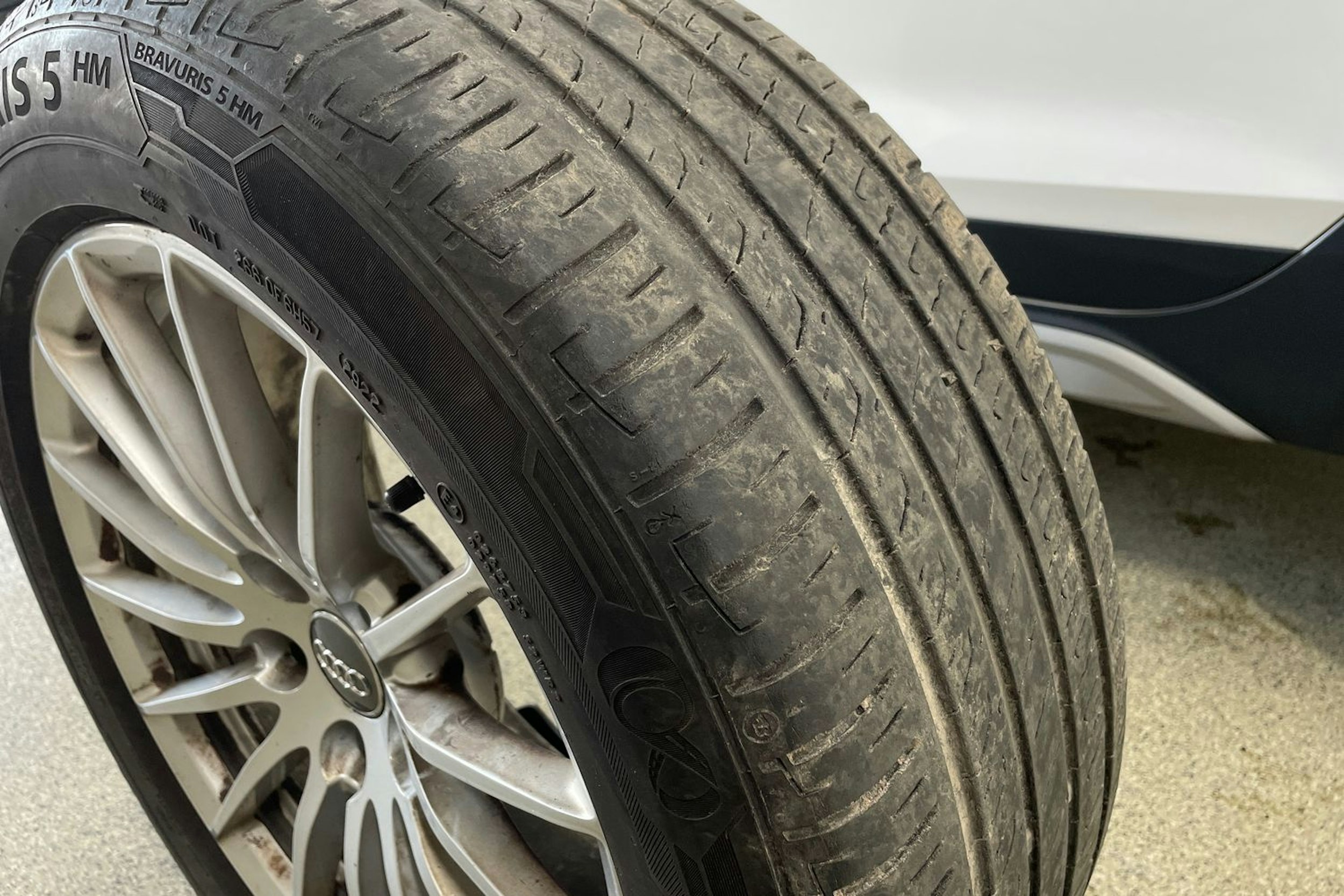 Valkoinen Audi A4 allroad quattro 2020 kuva 15.