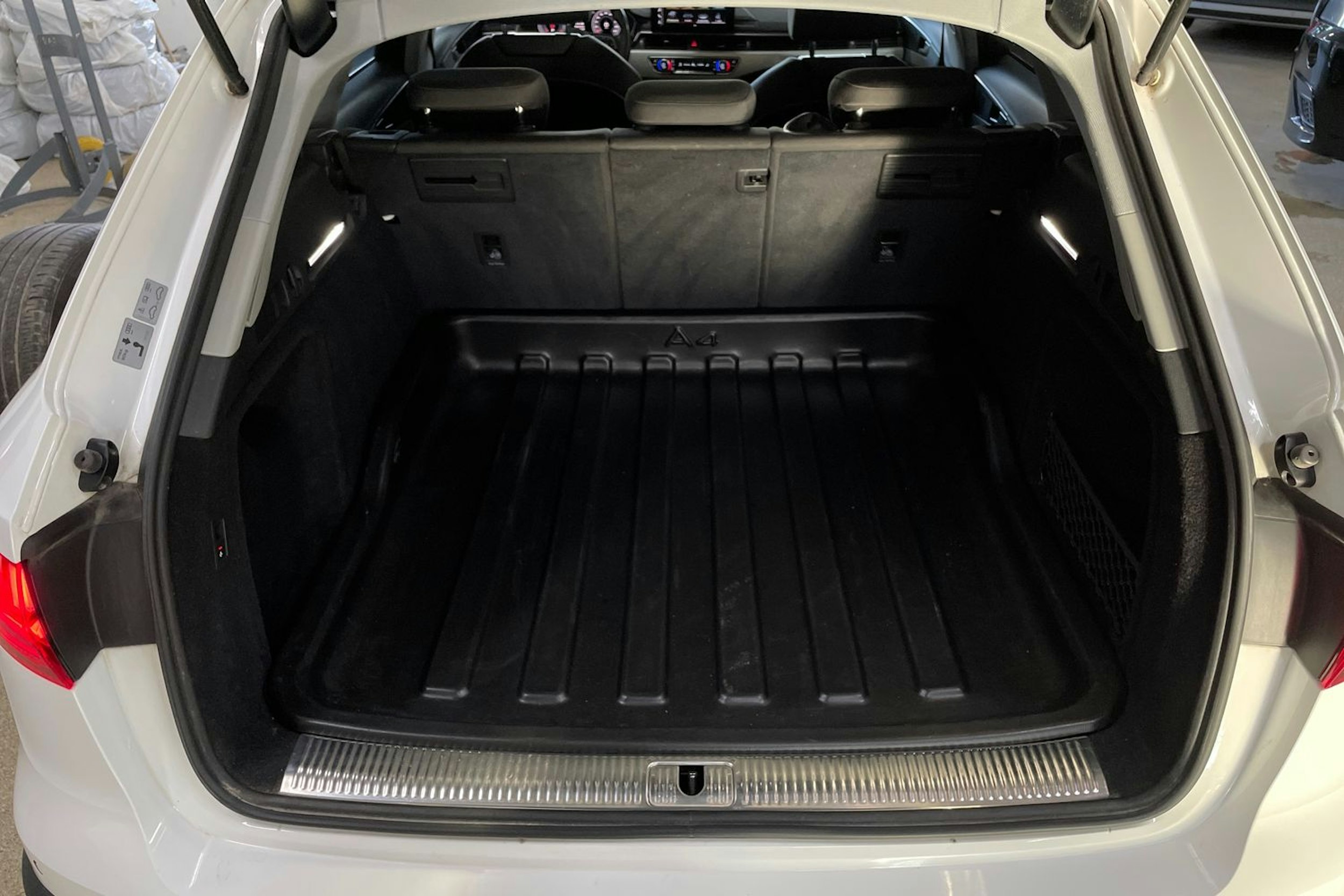 Valkoinen Audi A4 allroad quattro 2020 kuva 28.