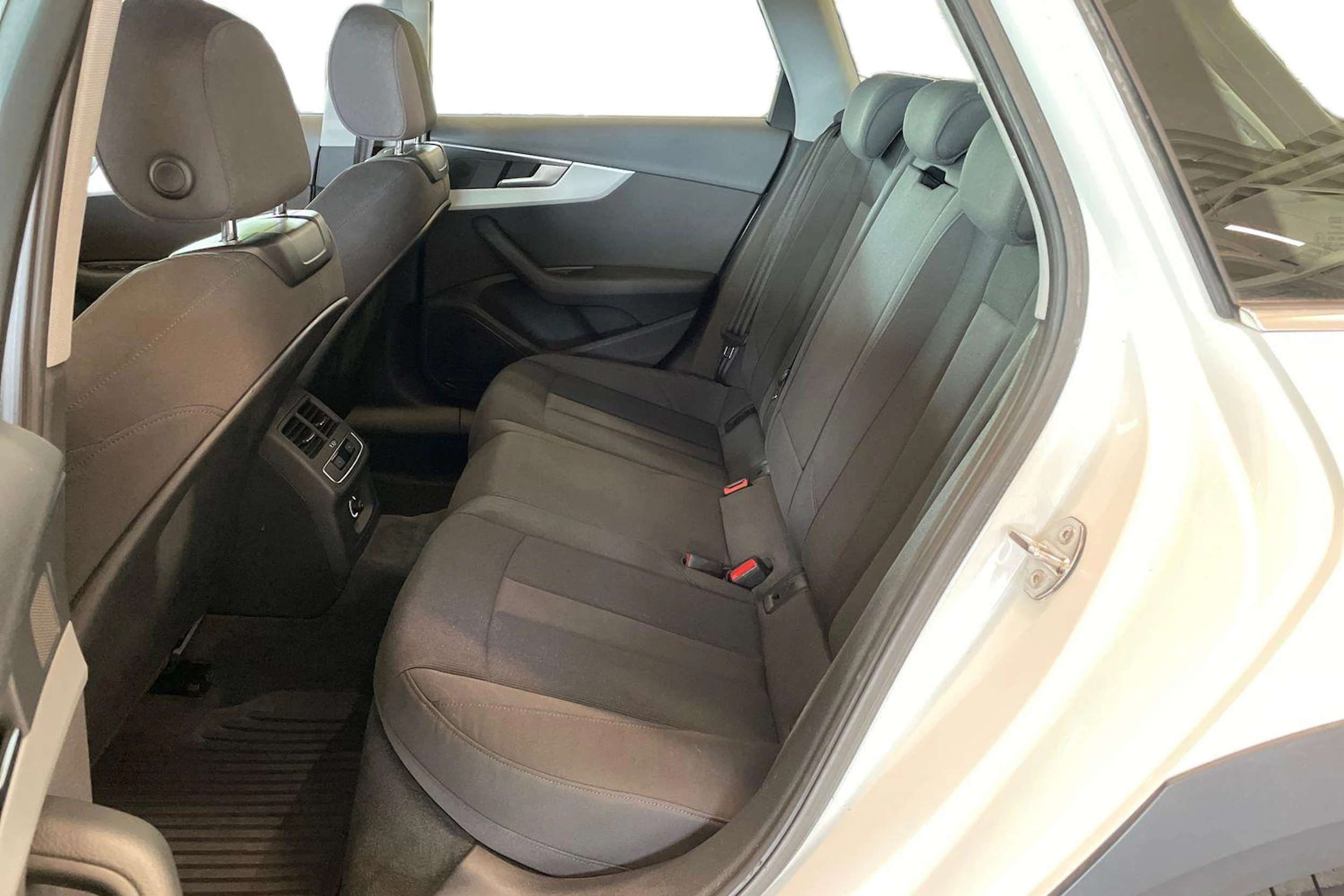 valkoinen Audi A4 allroad quattro 2020 kuva 11.