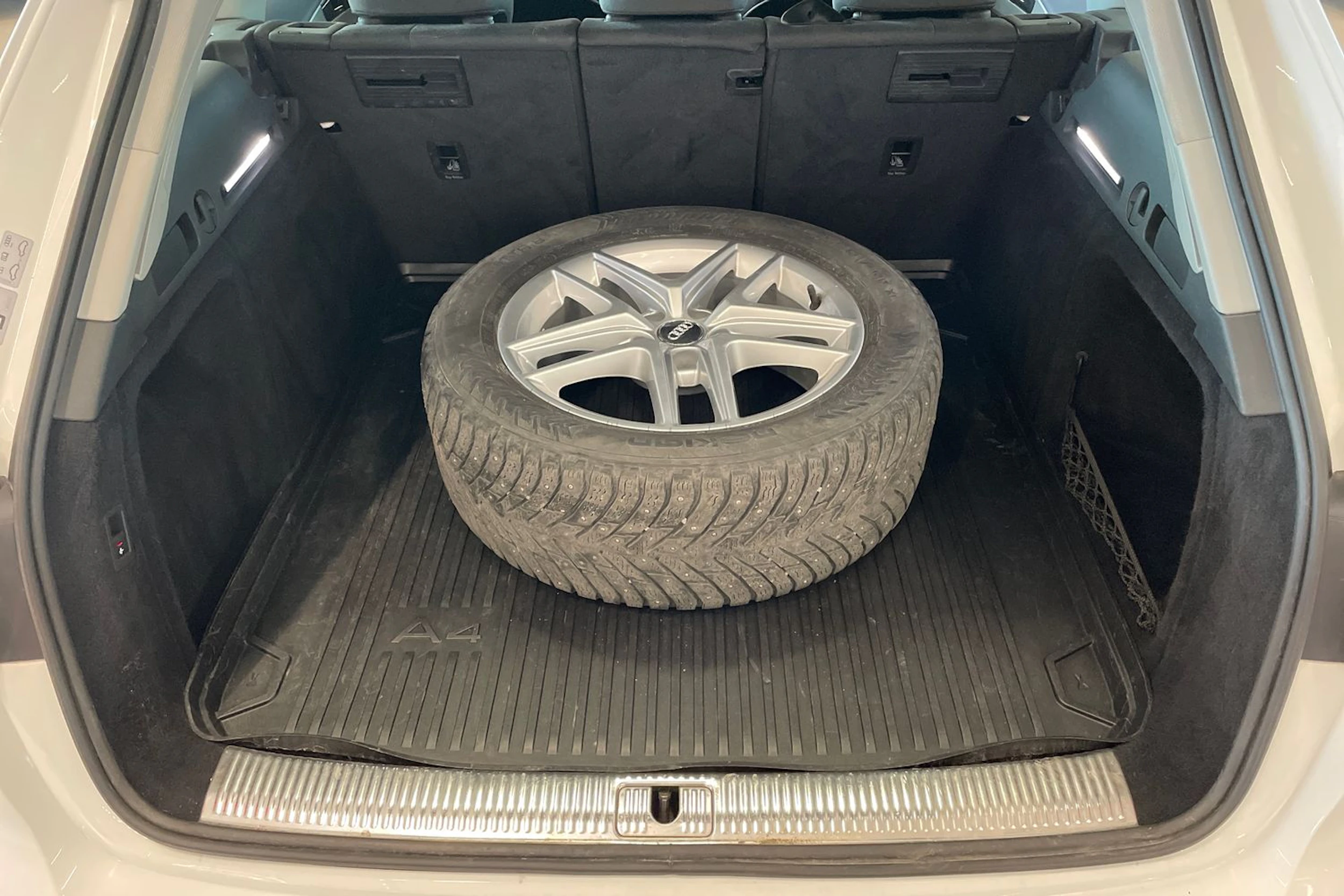 valkoinen Audi A4 allroad quattro 2020 kuva 33.