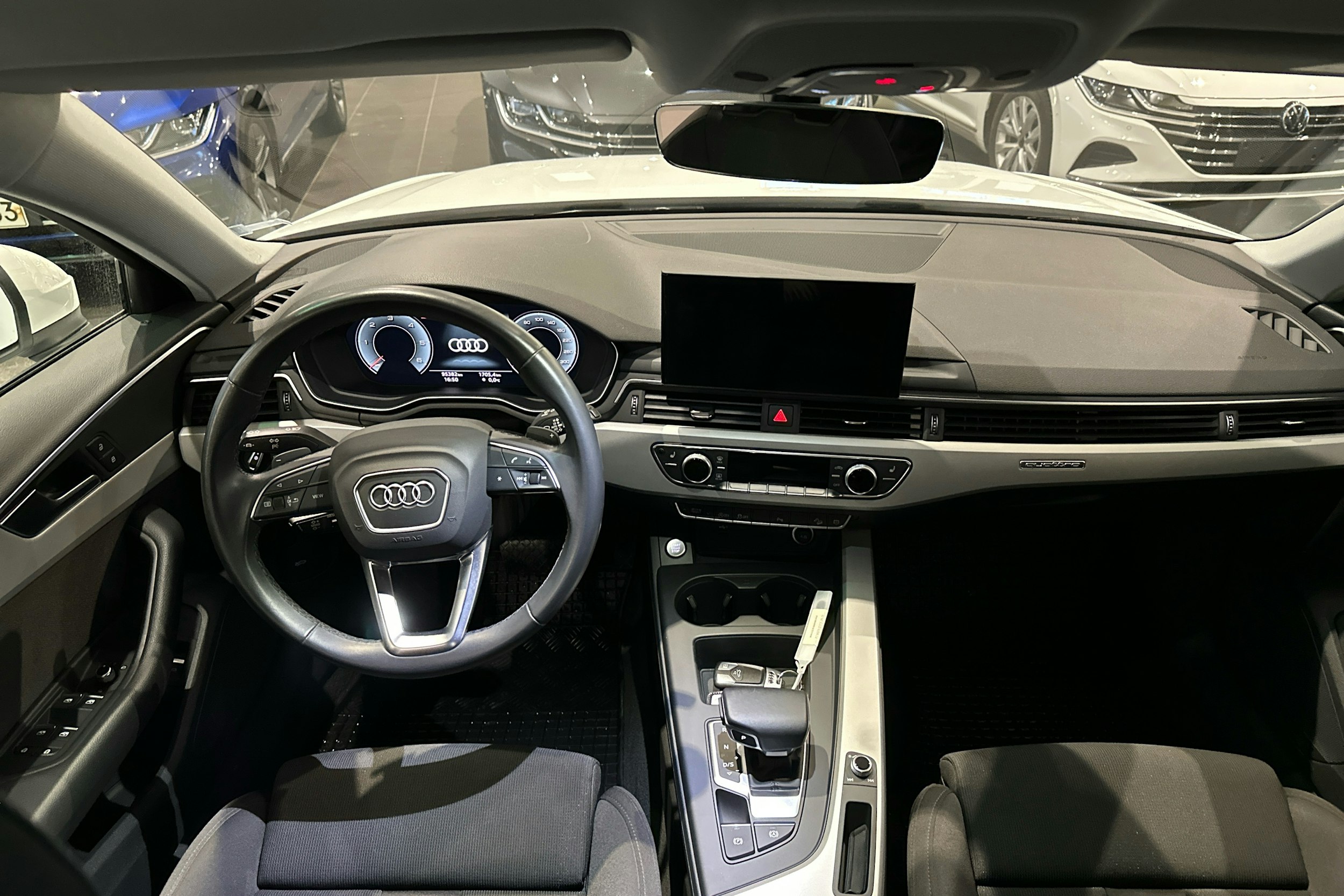 Valkoinen Audi A4 allroad quattro 2021 kuva 7.