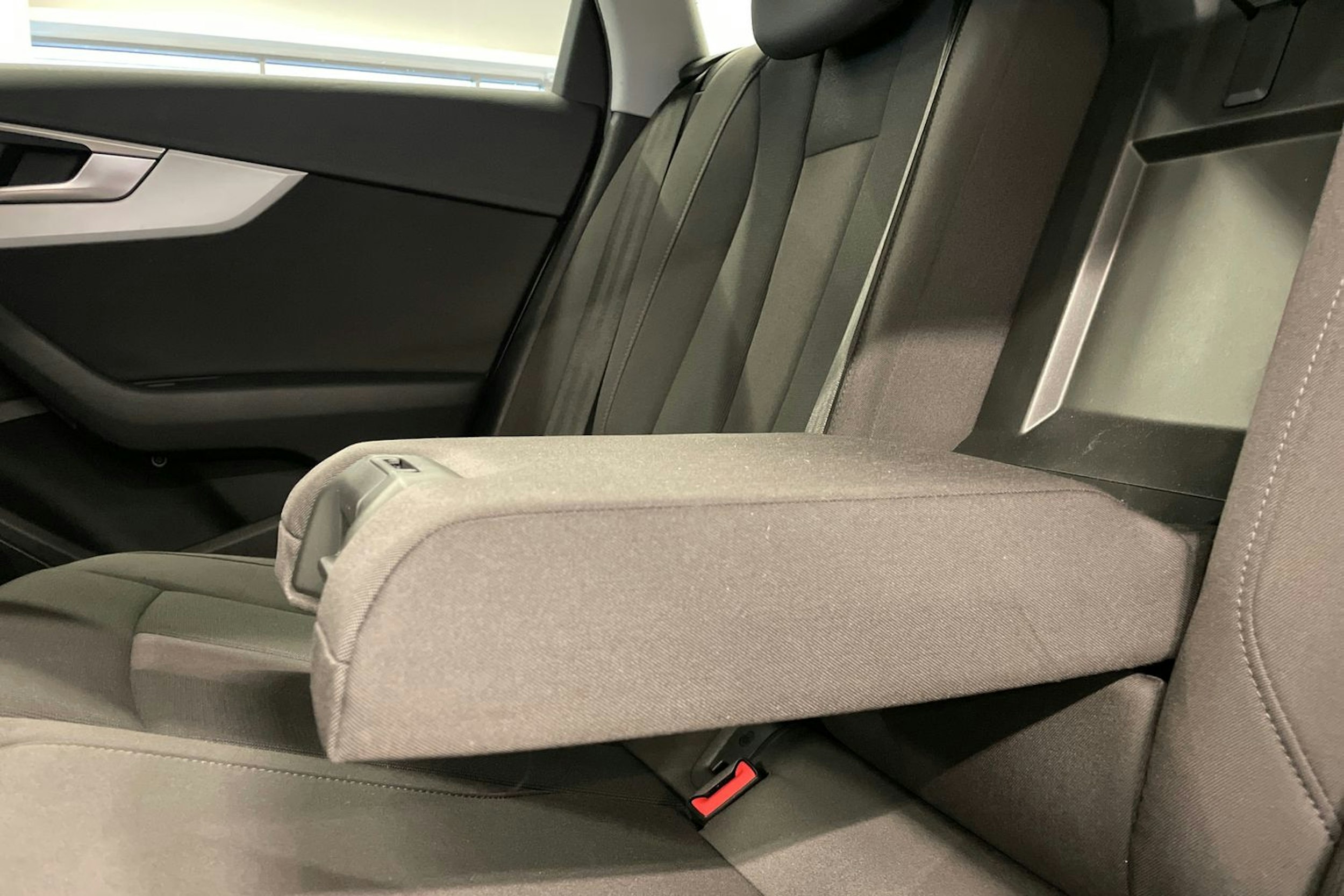 Valkoinen Audi A4 allroad quattro 2021 kuva 25.