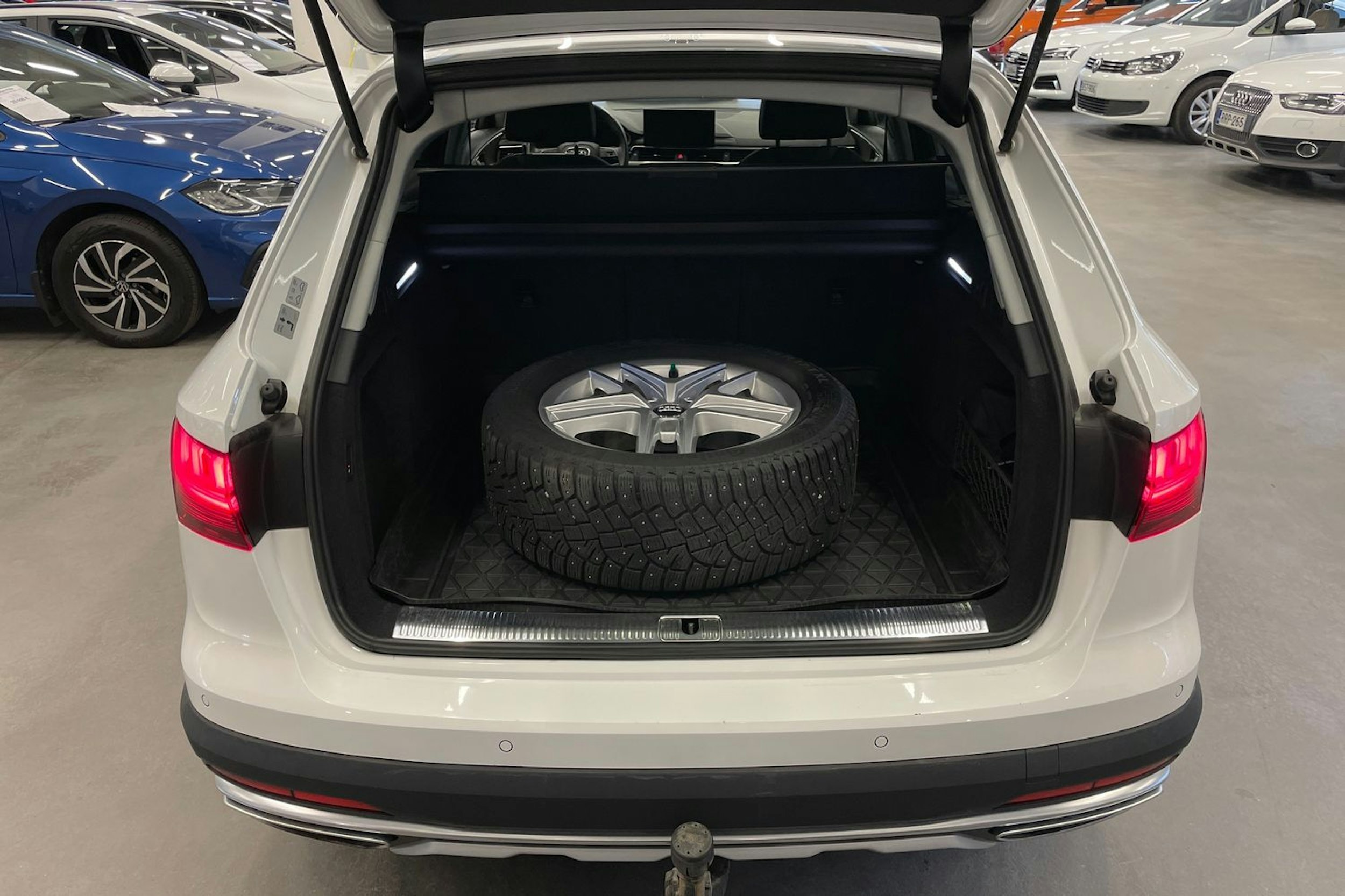 Valkoinen Audi A4 allroad quattro 2021 kuva 27.