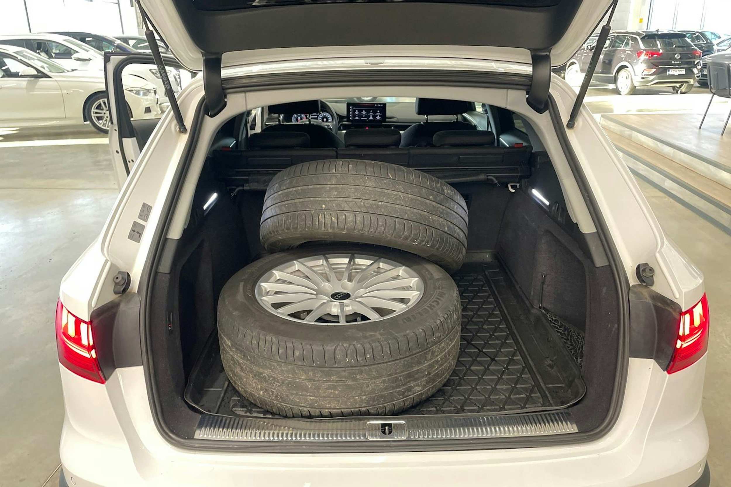 valkoinen Audi A4 allroad quattro 2021 kuva 39.