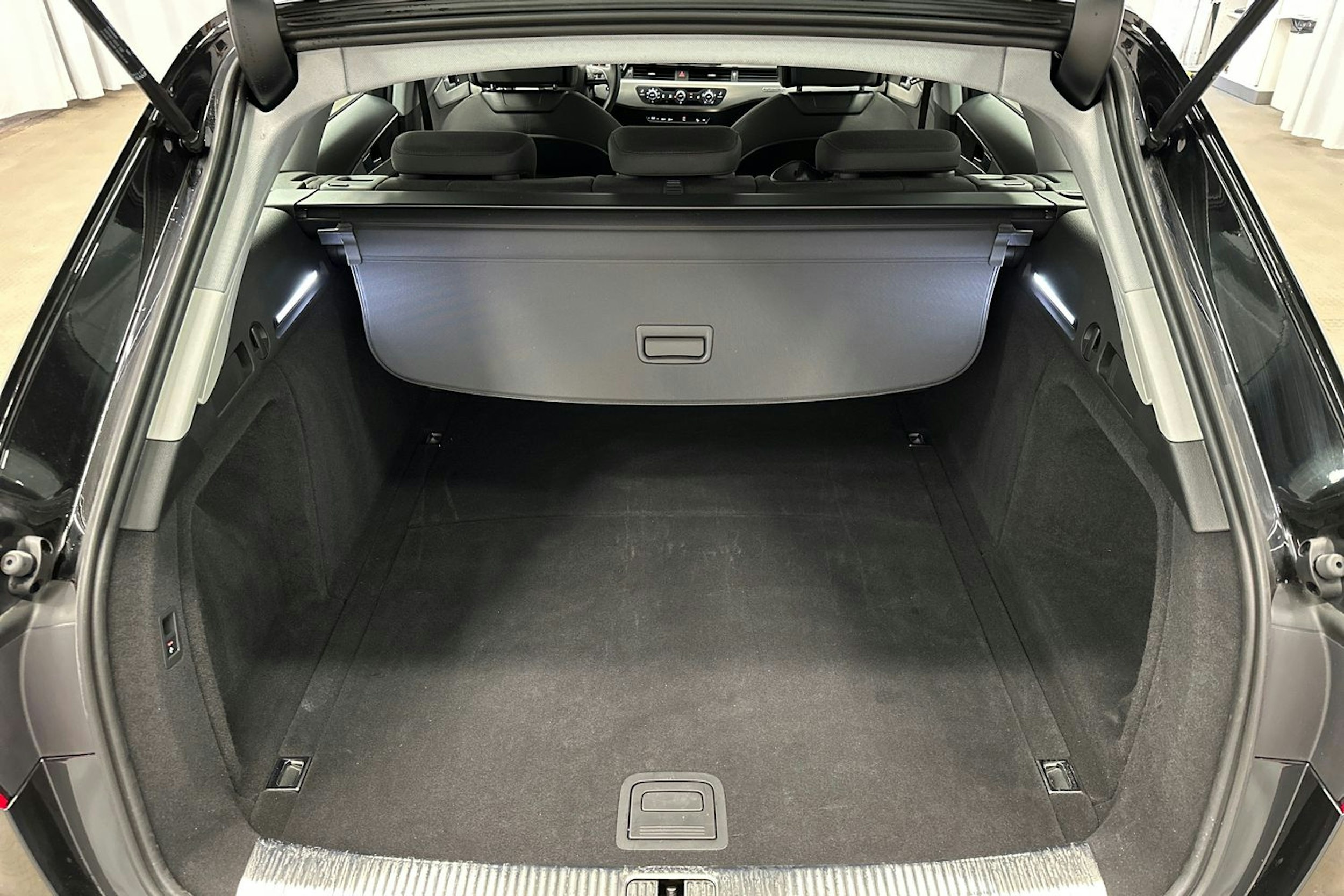 musta Audi A4 allroad quattro 2023 kuva 11.