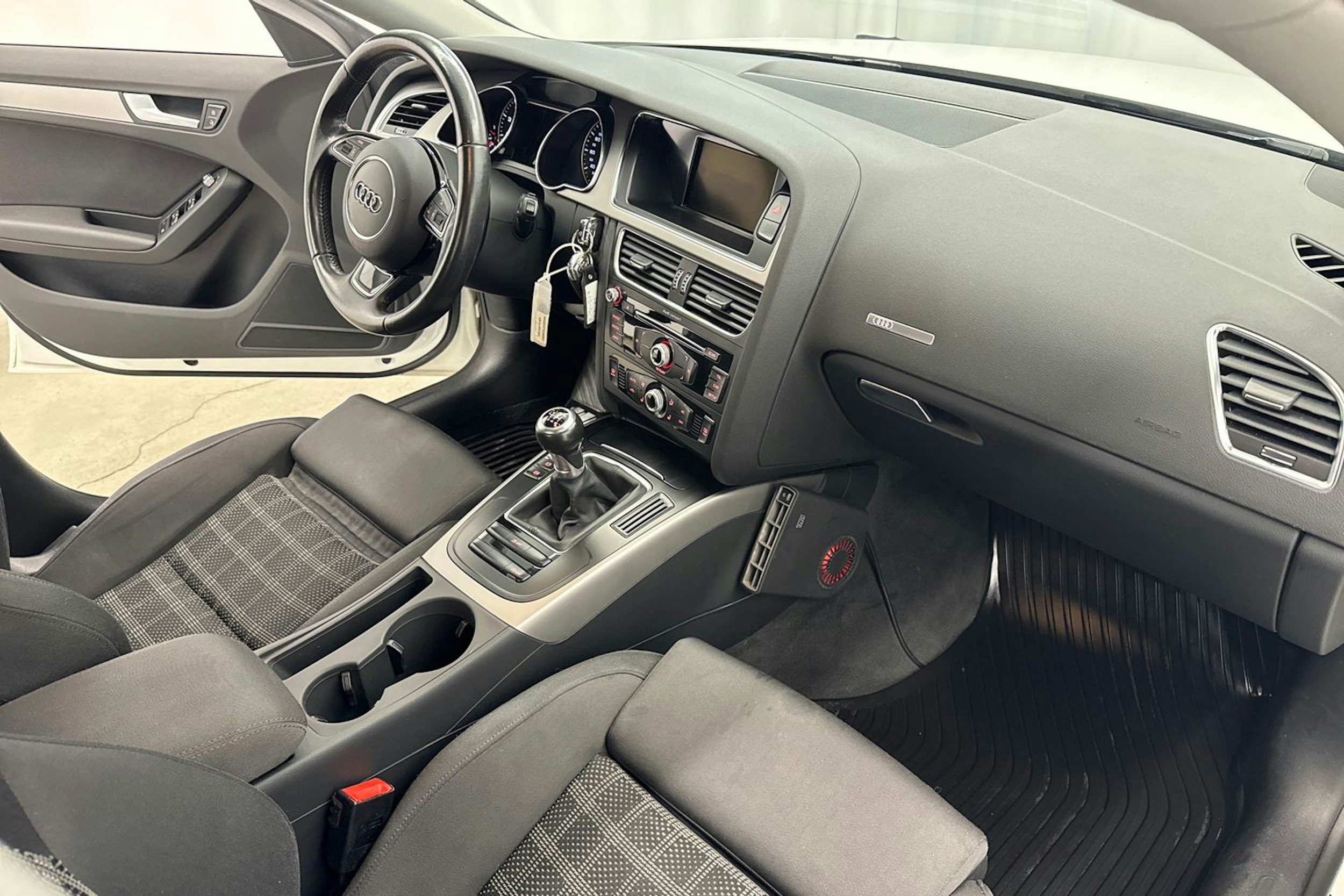valkoinen Audi A5 2012 kuva 17.