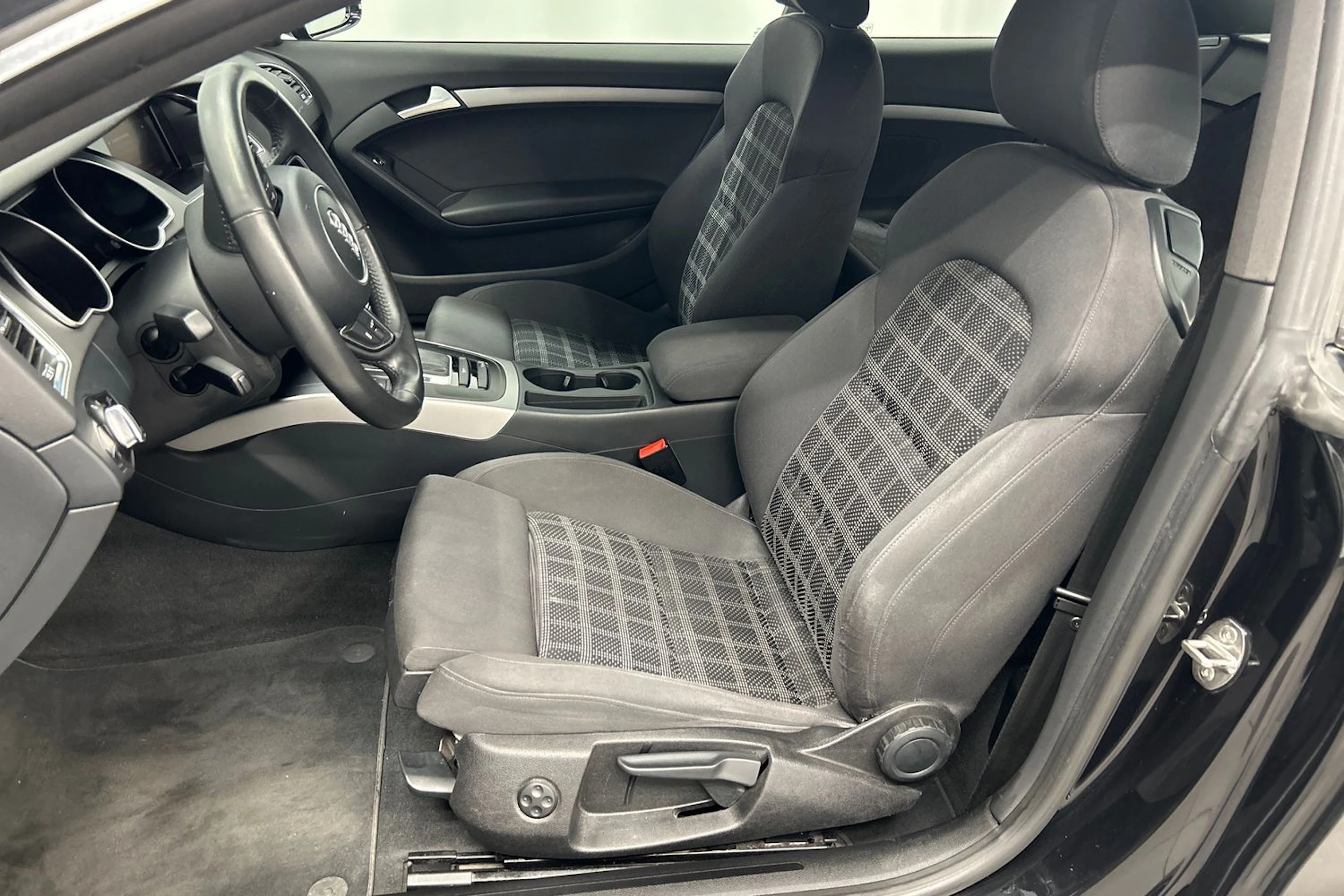 musta Audi A5 2013 kuva 13.