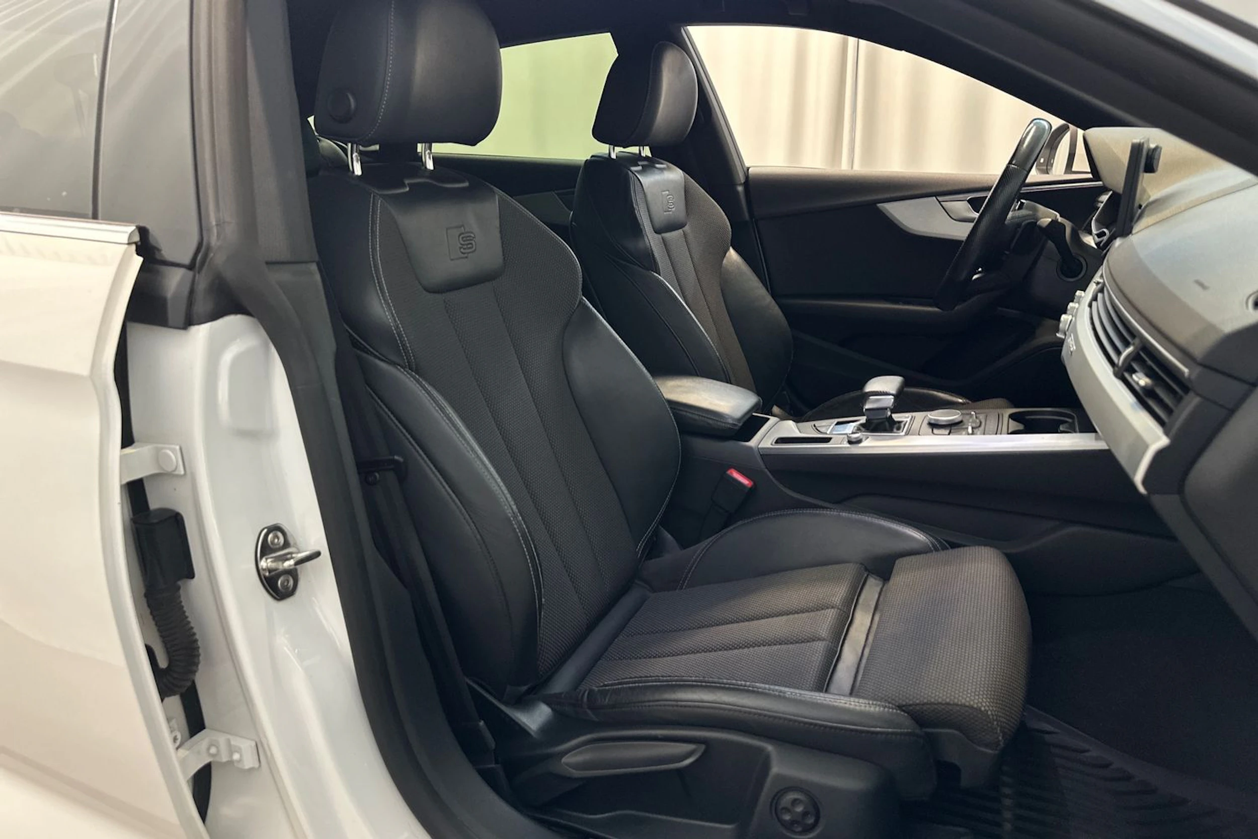 valkoinen Audi A5 2017 kuva 11.