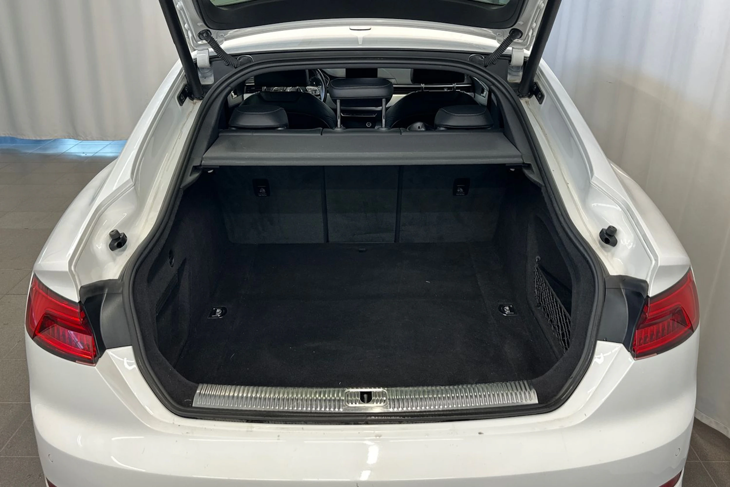 valkoinen Audi A5 2017 kuva 13.