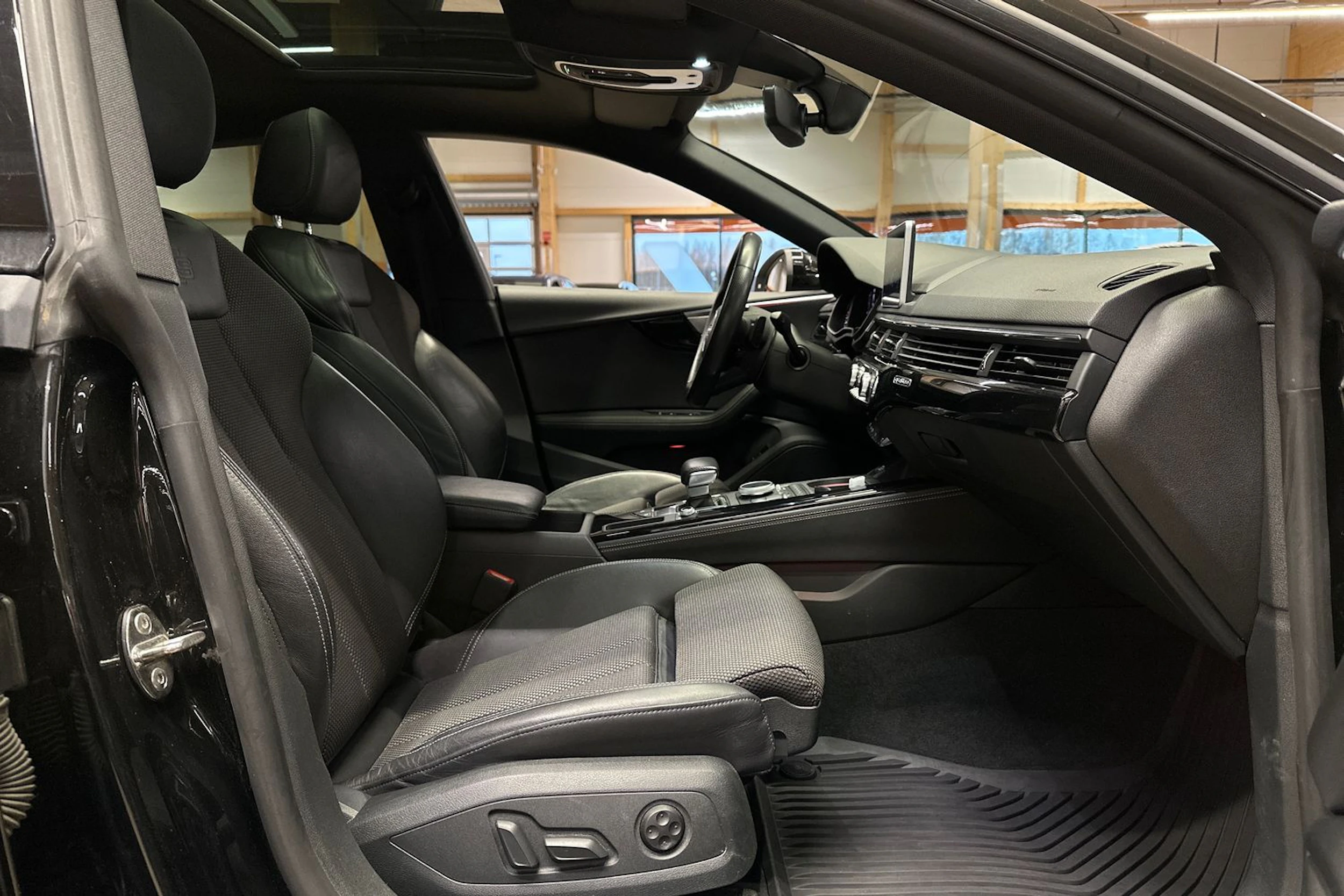musta Audi A5 2017 kuva 11.