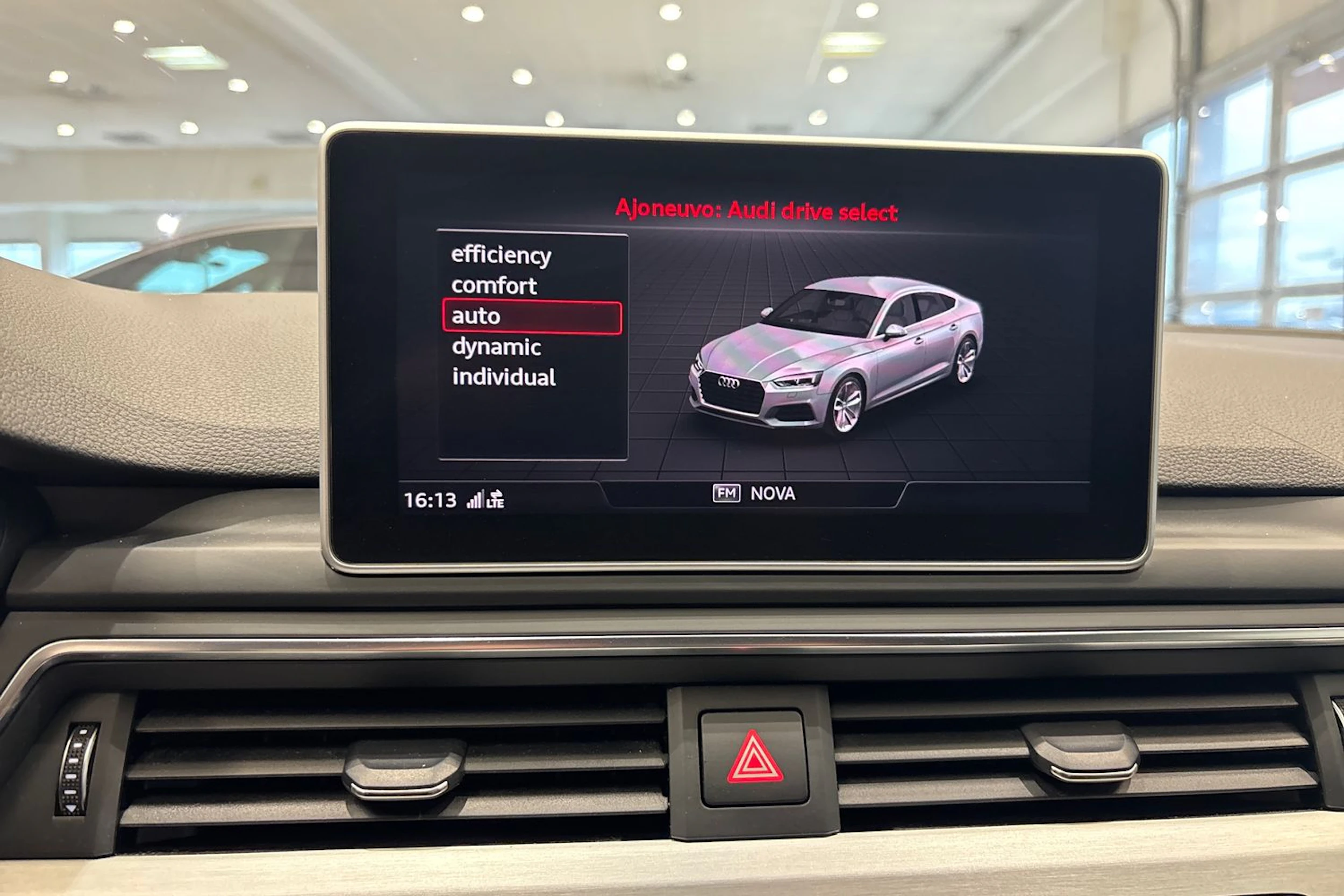 Valkoinen Audi A5 2018 kuva 23.