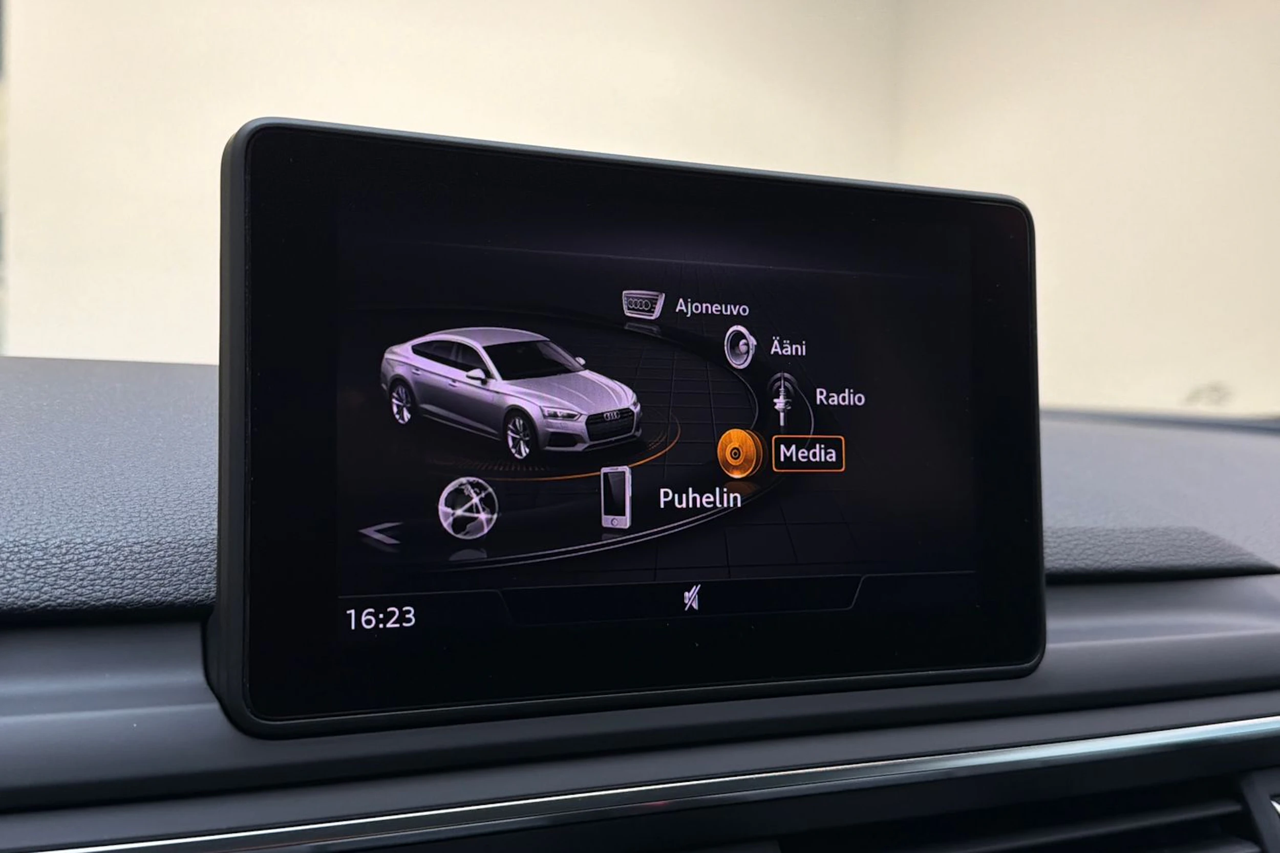 valkoinen Audi A5 2018 kuva 24.