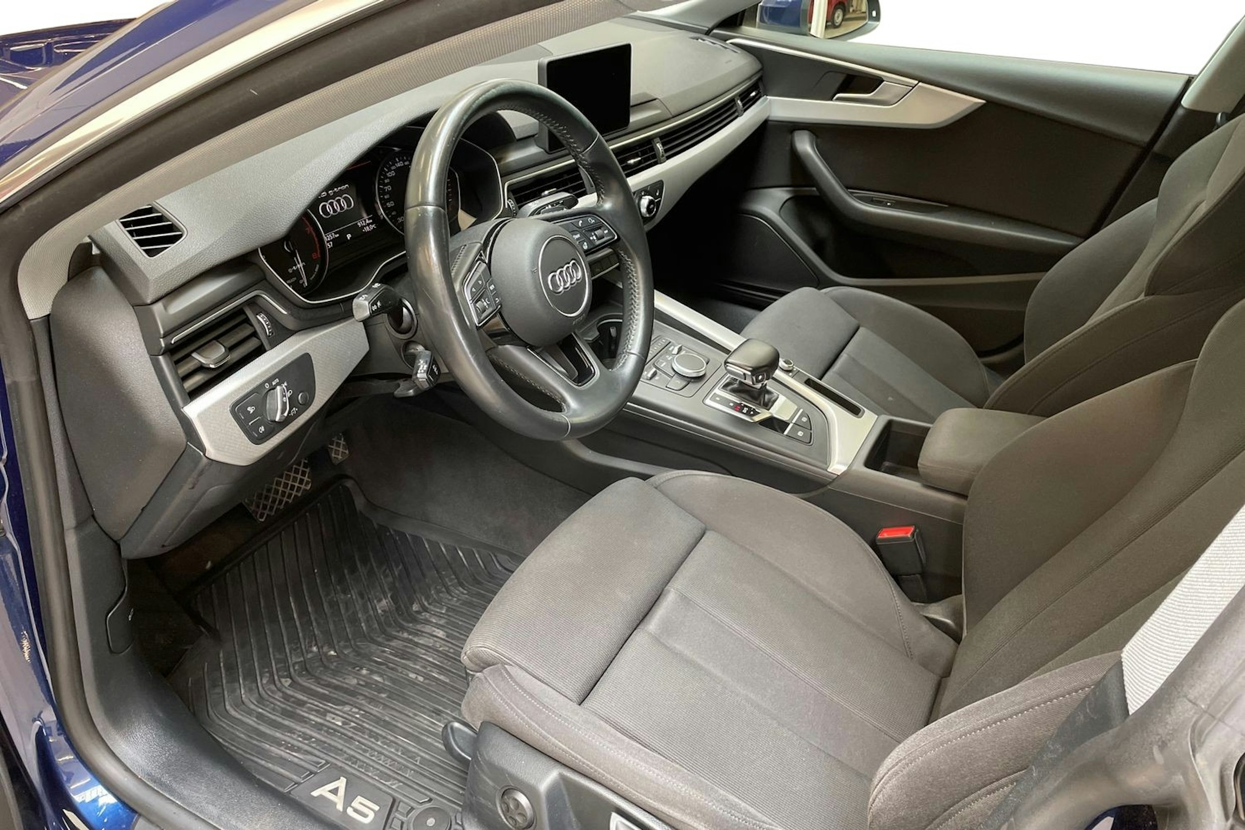 sininen Audi A5 2018 kuva 7.
