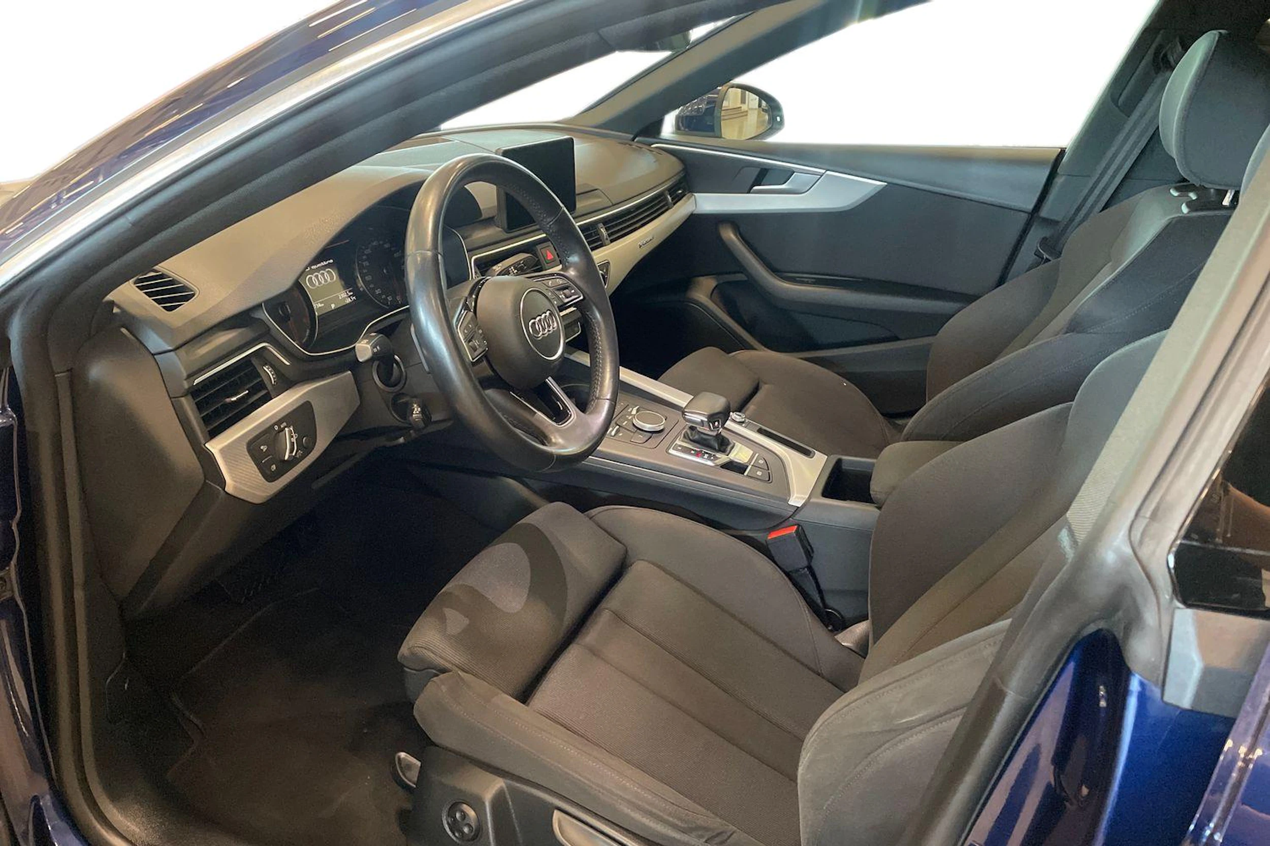 sininen Audi A5 2019 kuva 6.
