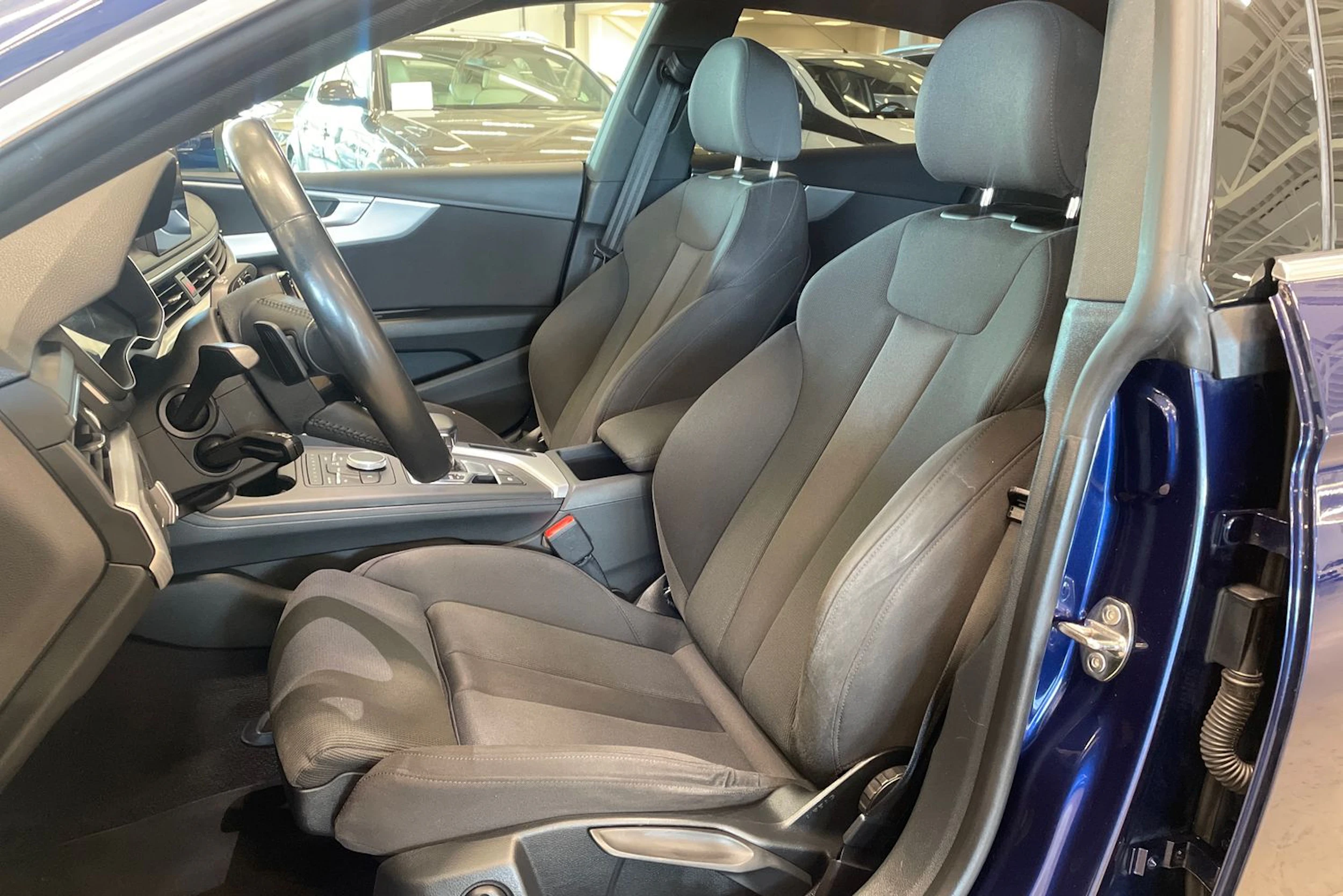 sininen Audi A5 2019 kuva 11.