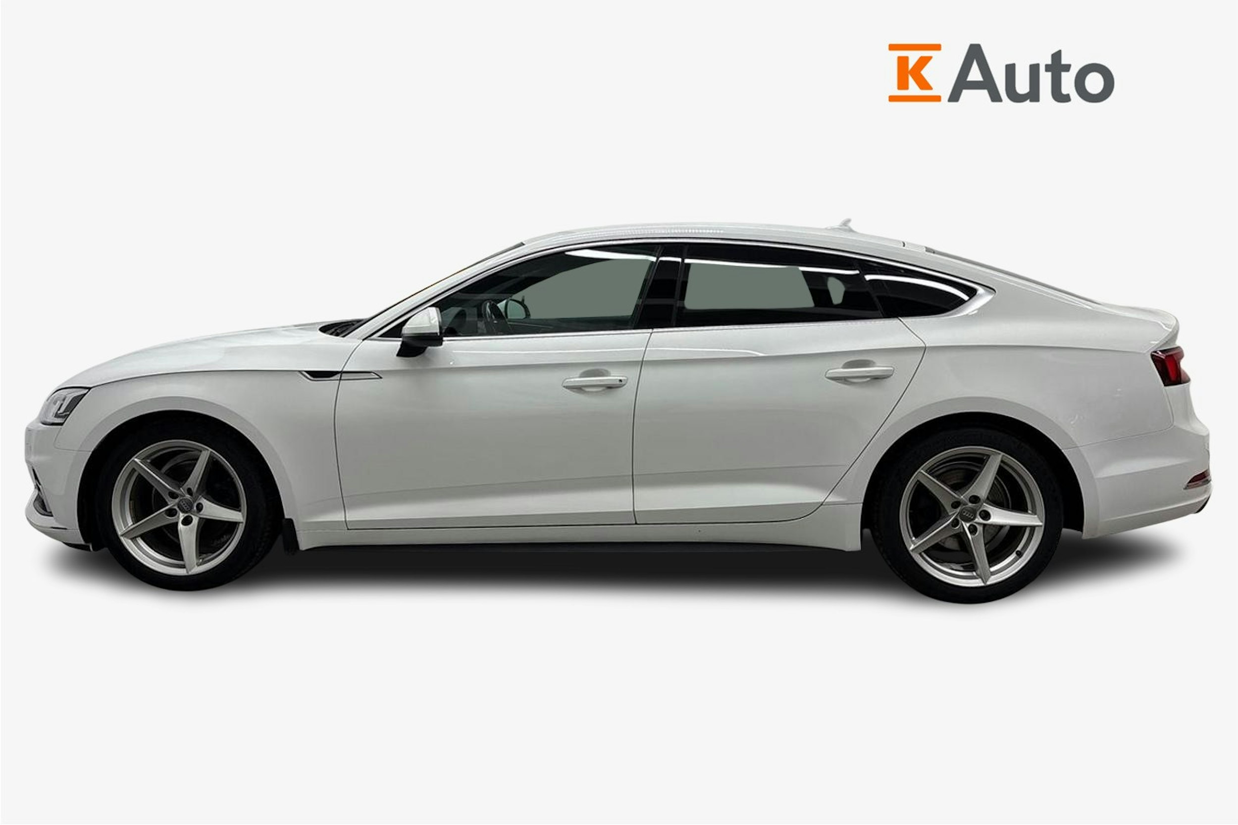 valkoinen Audi A5 2019 kuva 6.