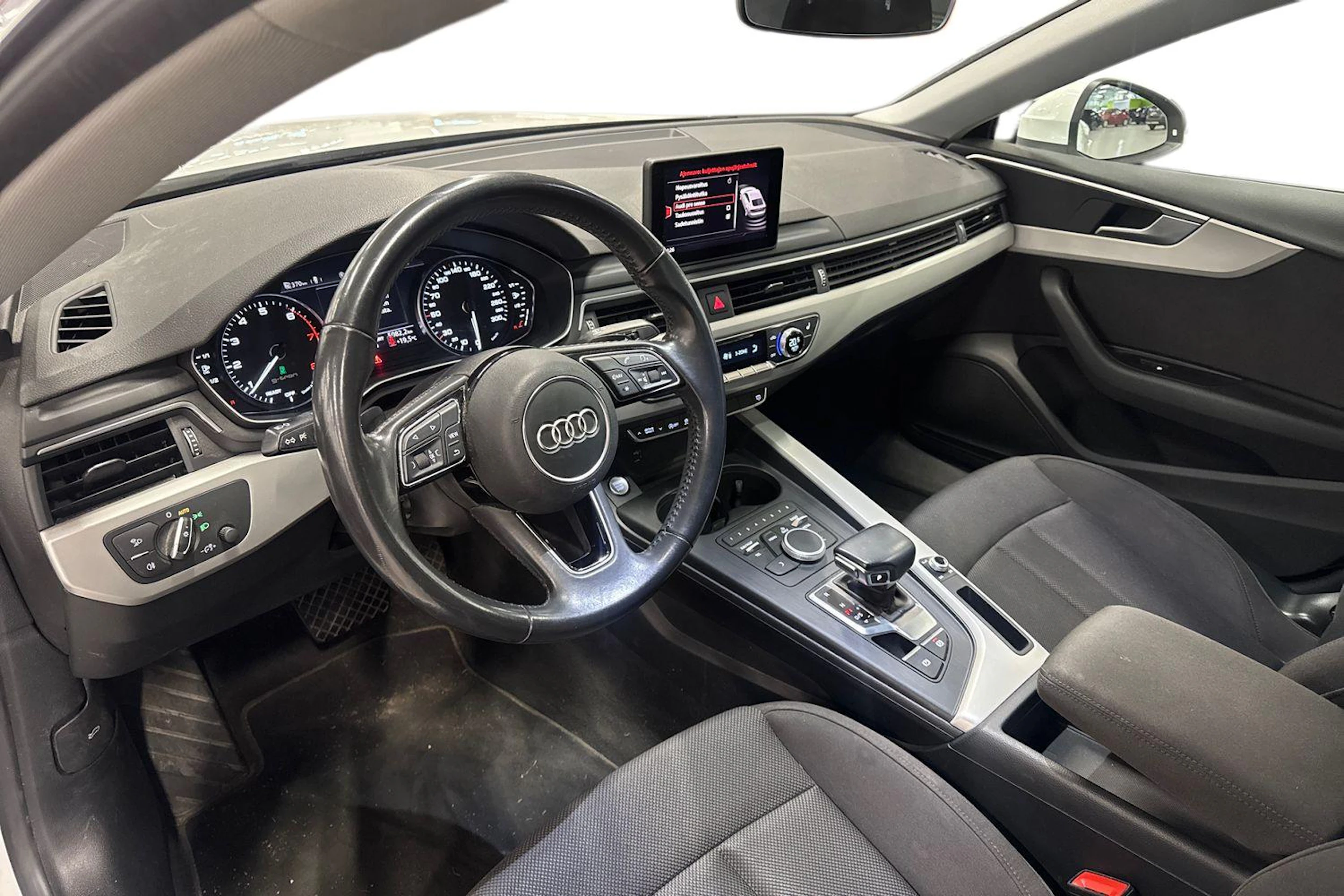 Valkoinen Audi A5 2019 kuva 3.