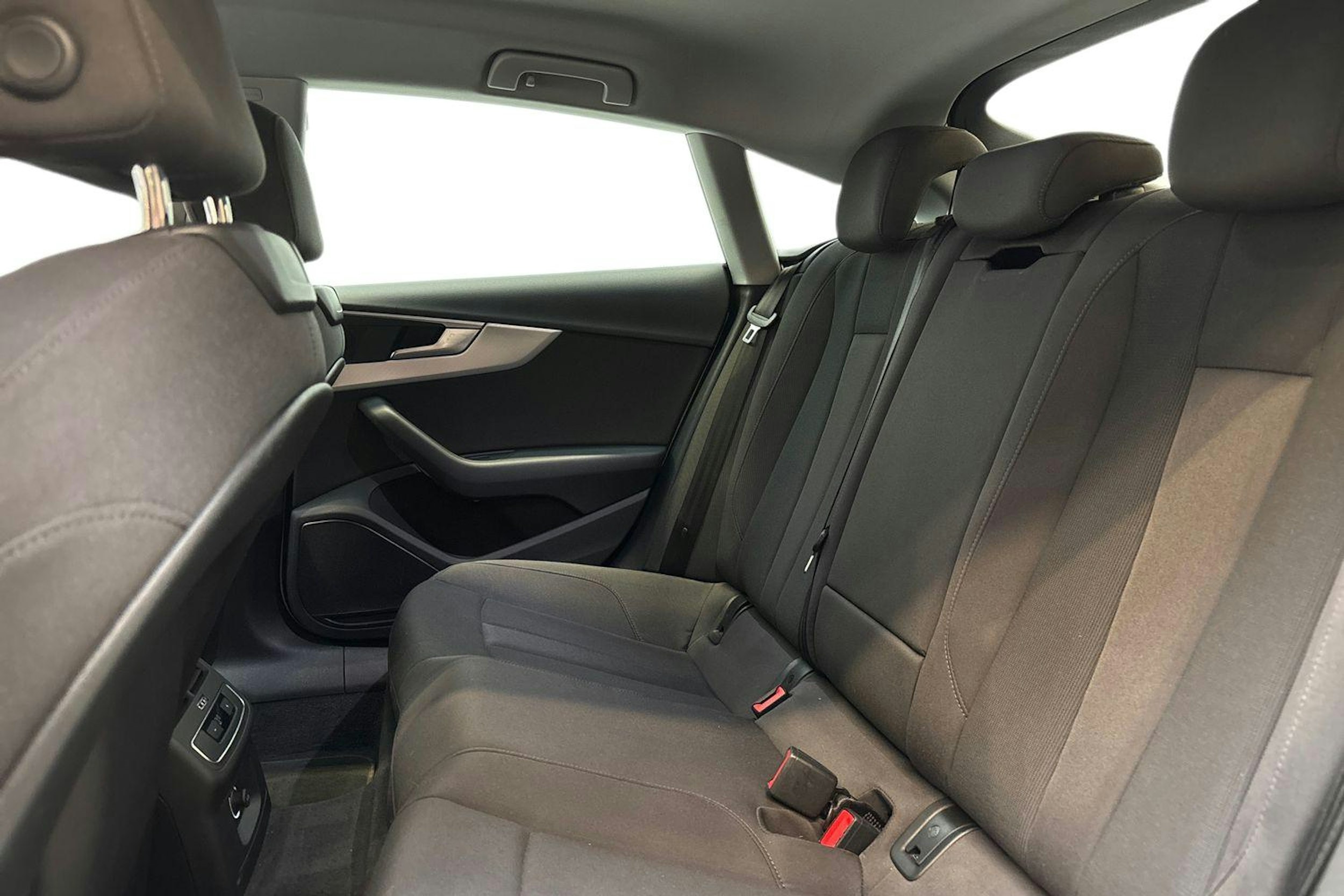 valkoinen Audi A5 2019 kuva 10.