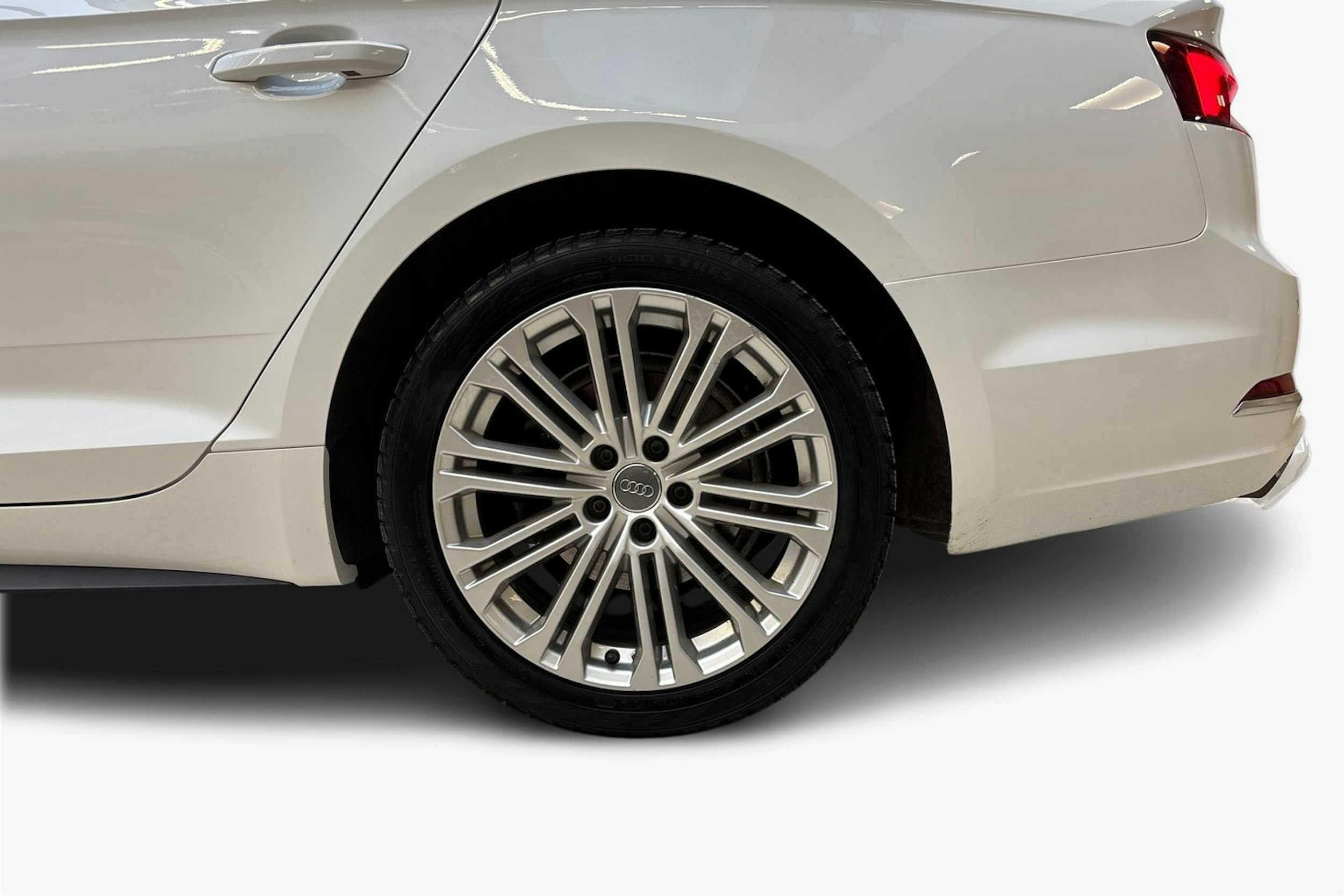 valkoinen Audi A5 2019 kuva 11.