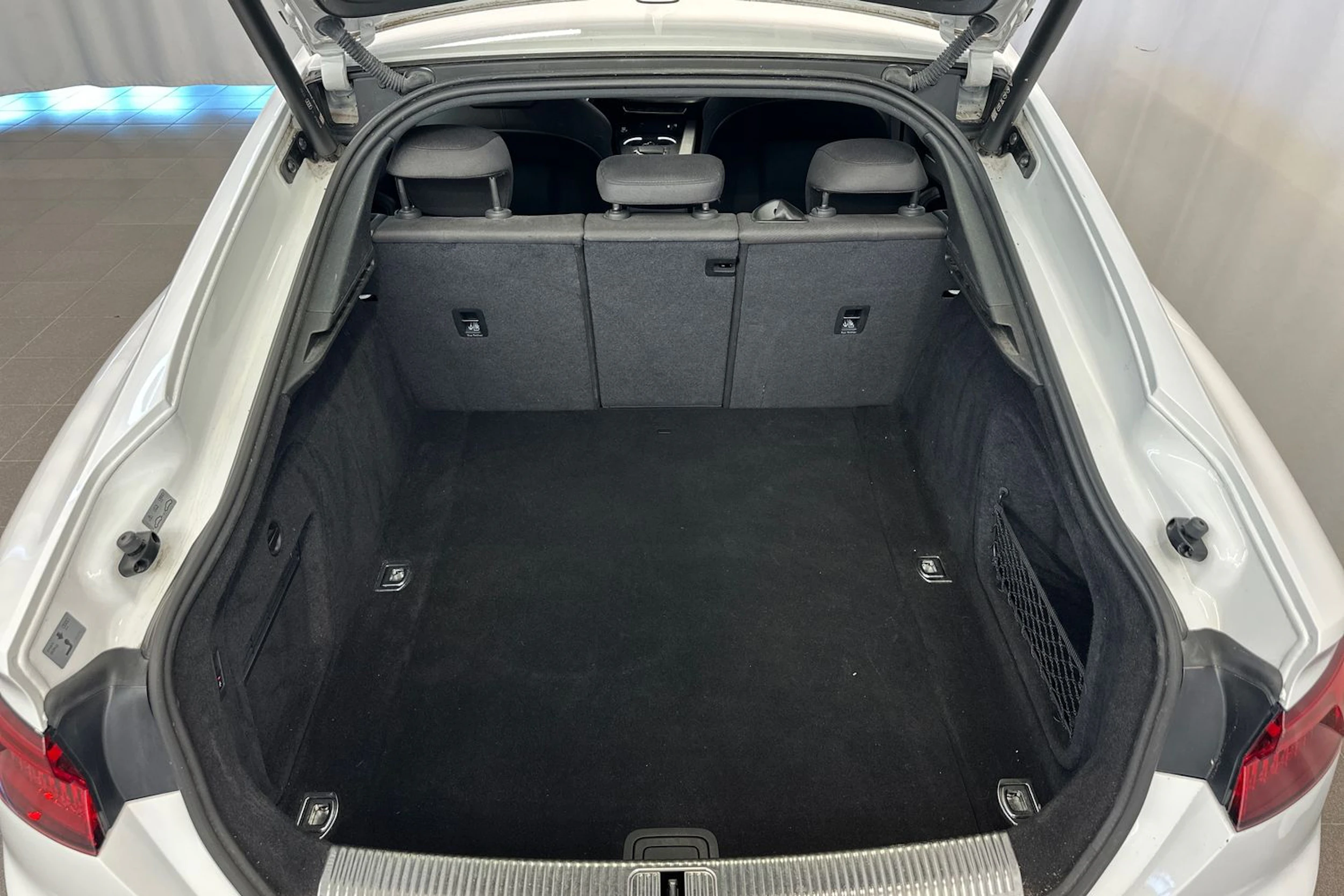 valkoinen Audi A5 2019 kuva 11.