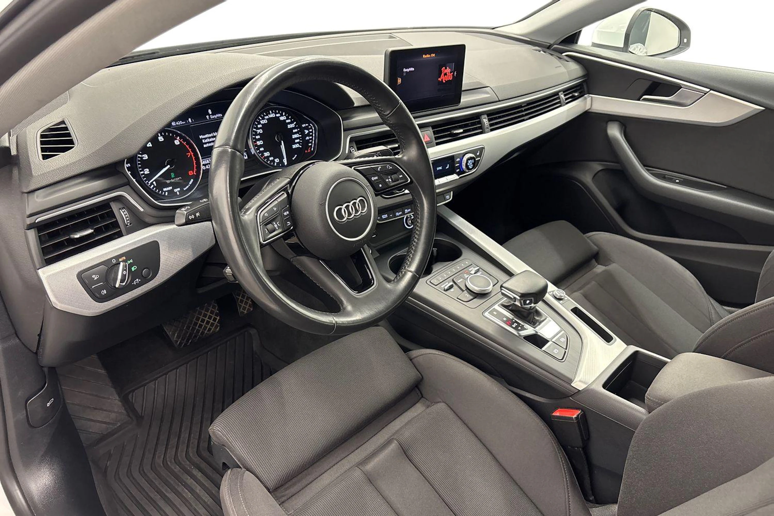 valkoinen Audi A5 2019 kuva 6.
